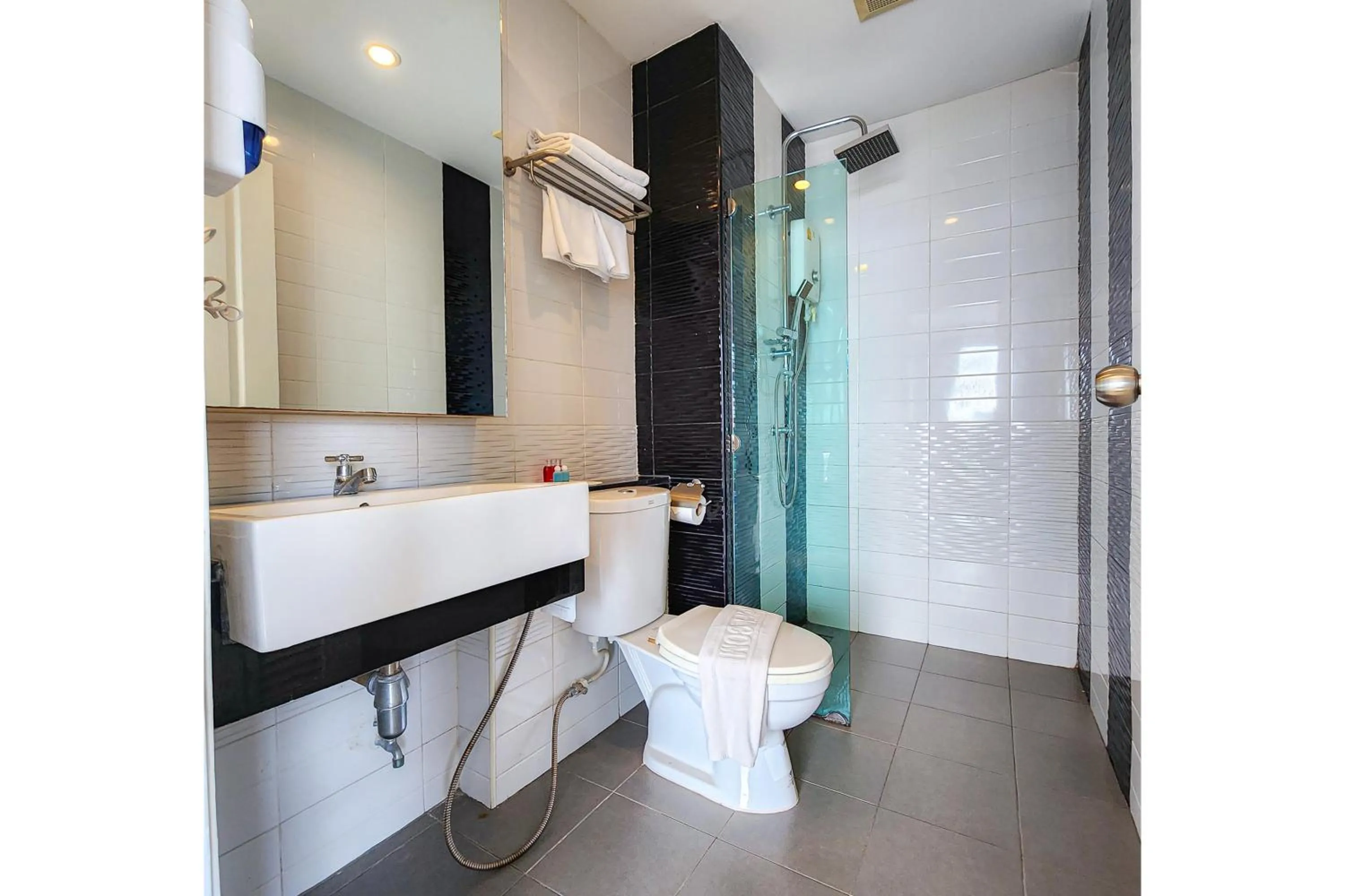 Shower in O2 Hotel Maesot