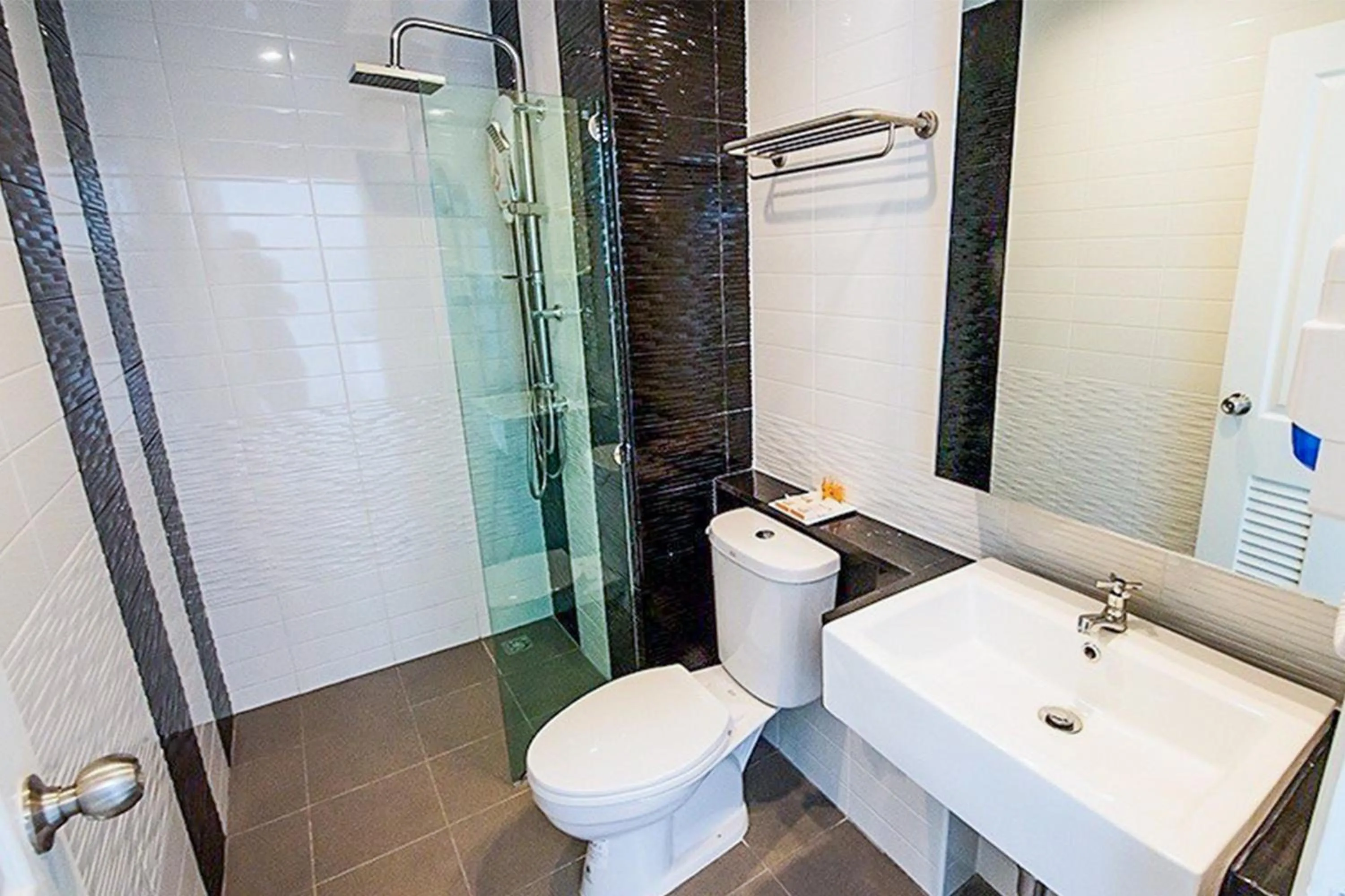 Shower in O2 Hotel Maesot