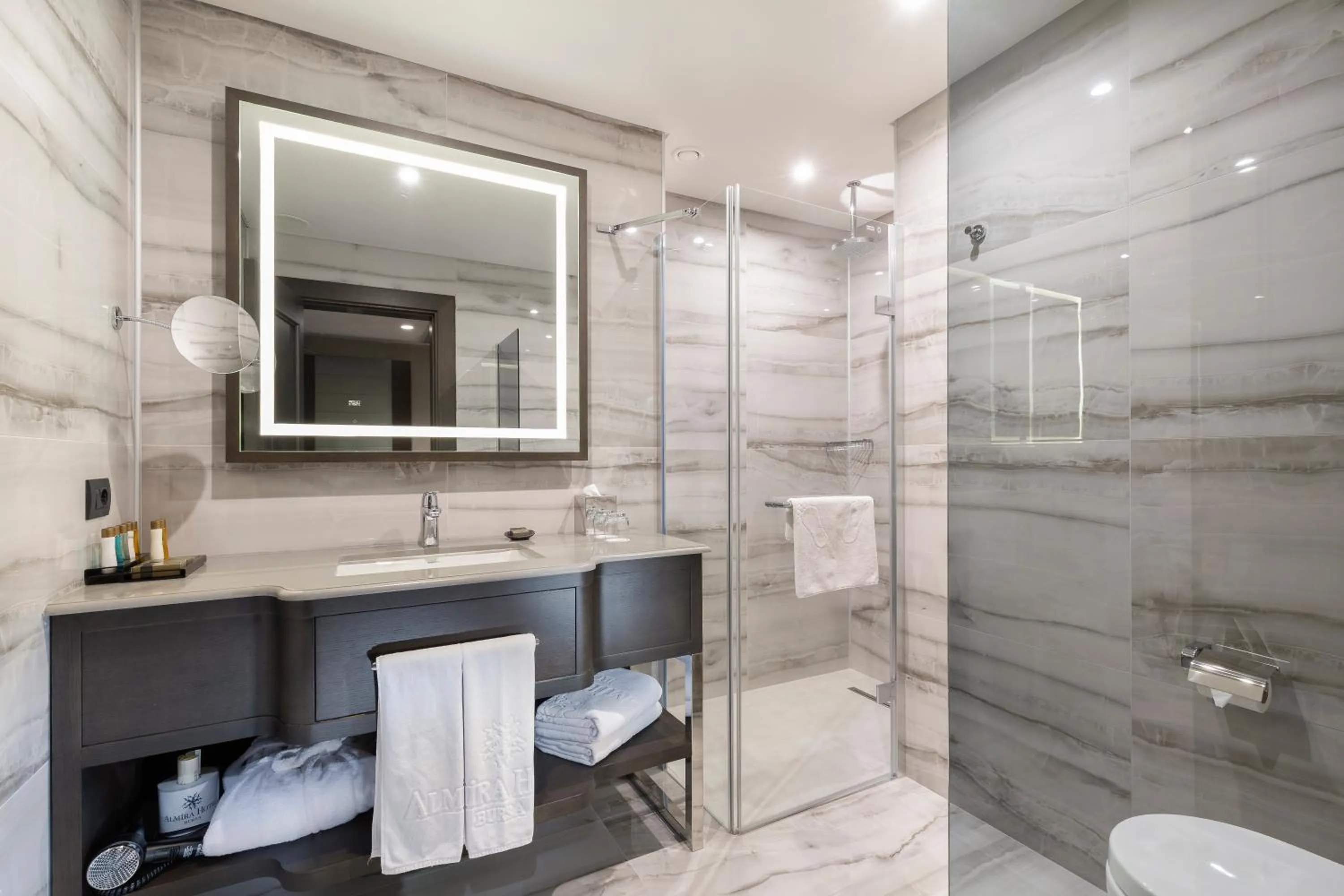 Bathroom in Almira Hotel Thermal Spa & Convention Center