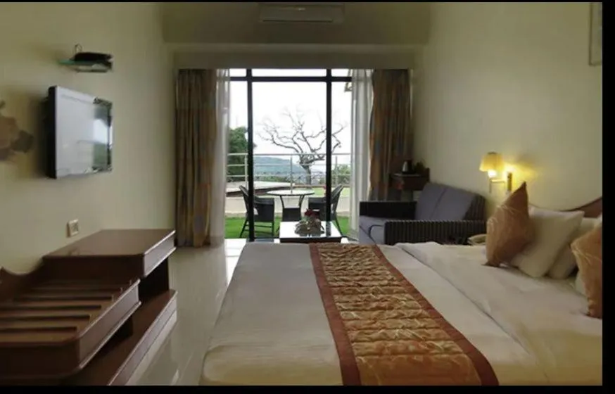 Seating area, Bed in Valley View Beacon Resort