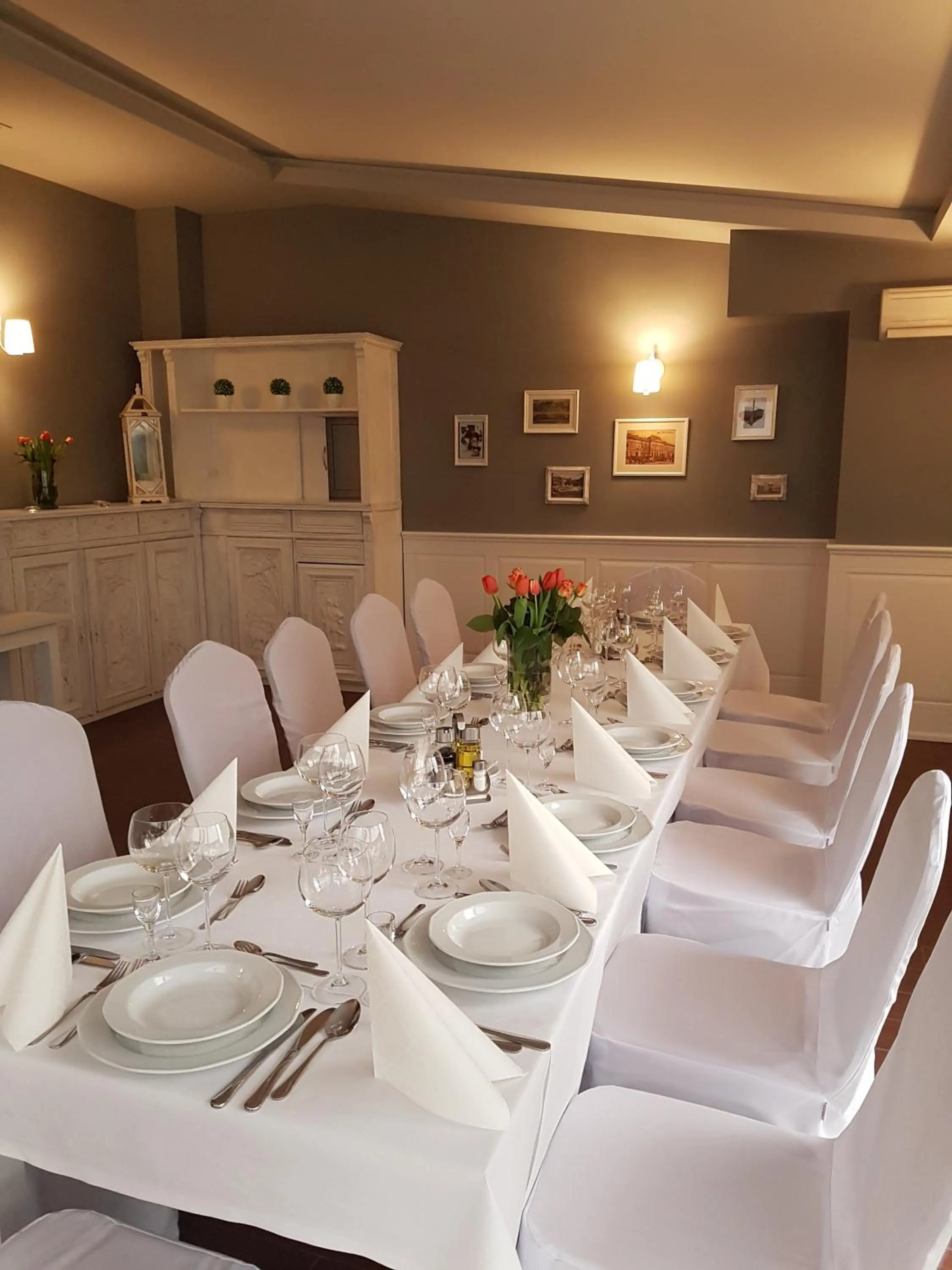 Restaurant/places to eat in Hotel Relax