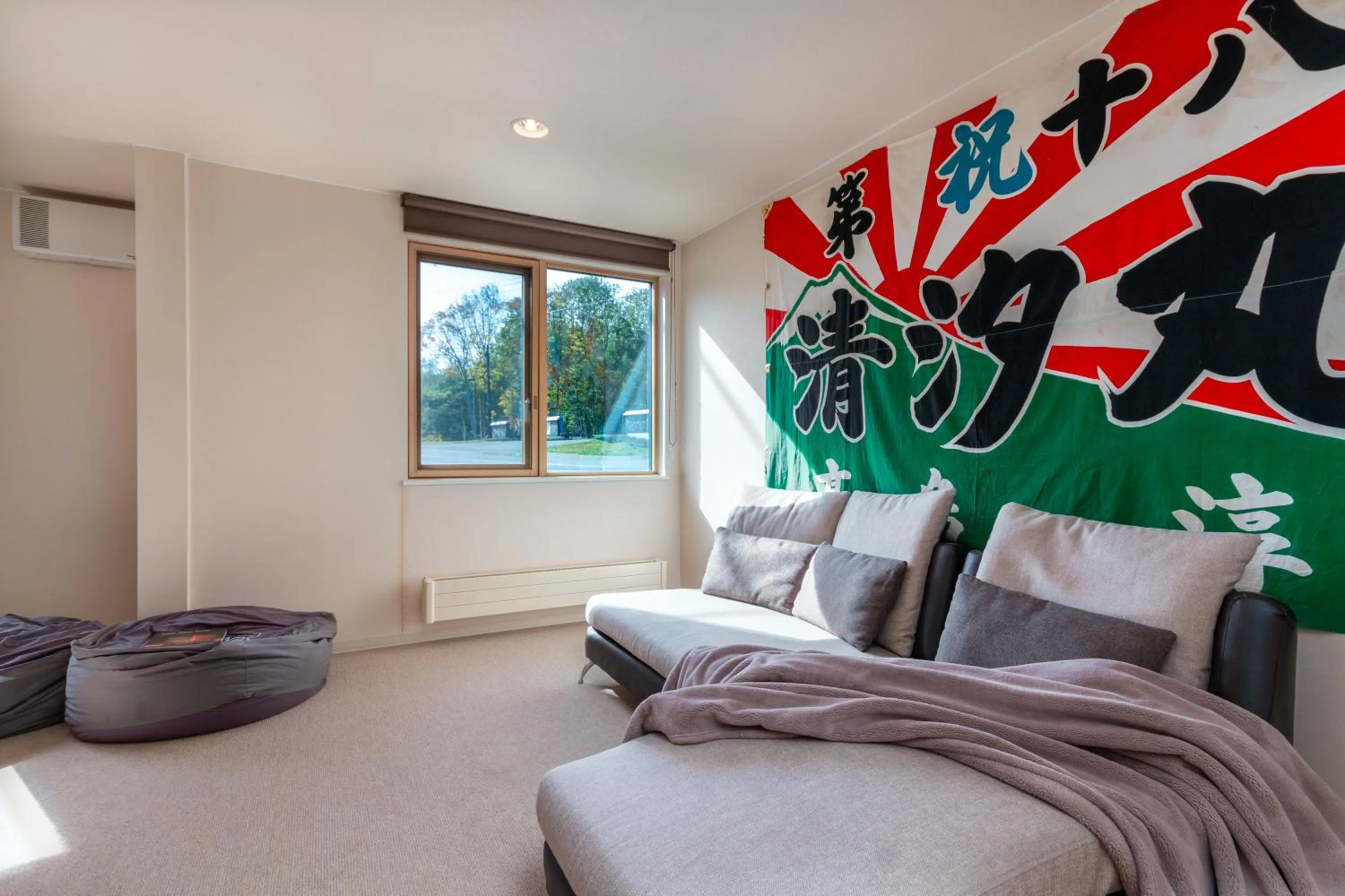 Living room, Bed in Gondola Chalet by H2 Life