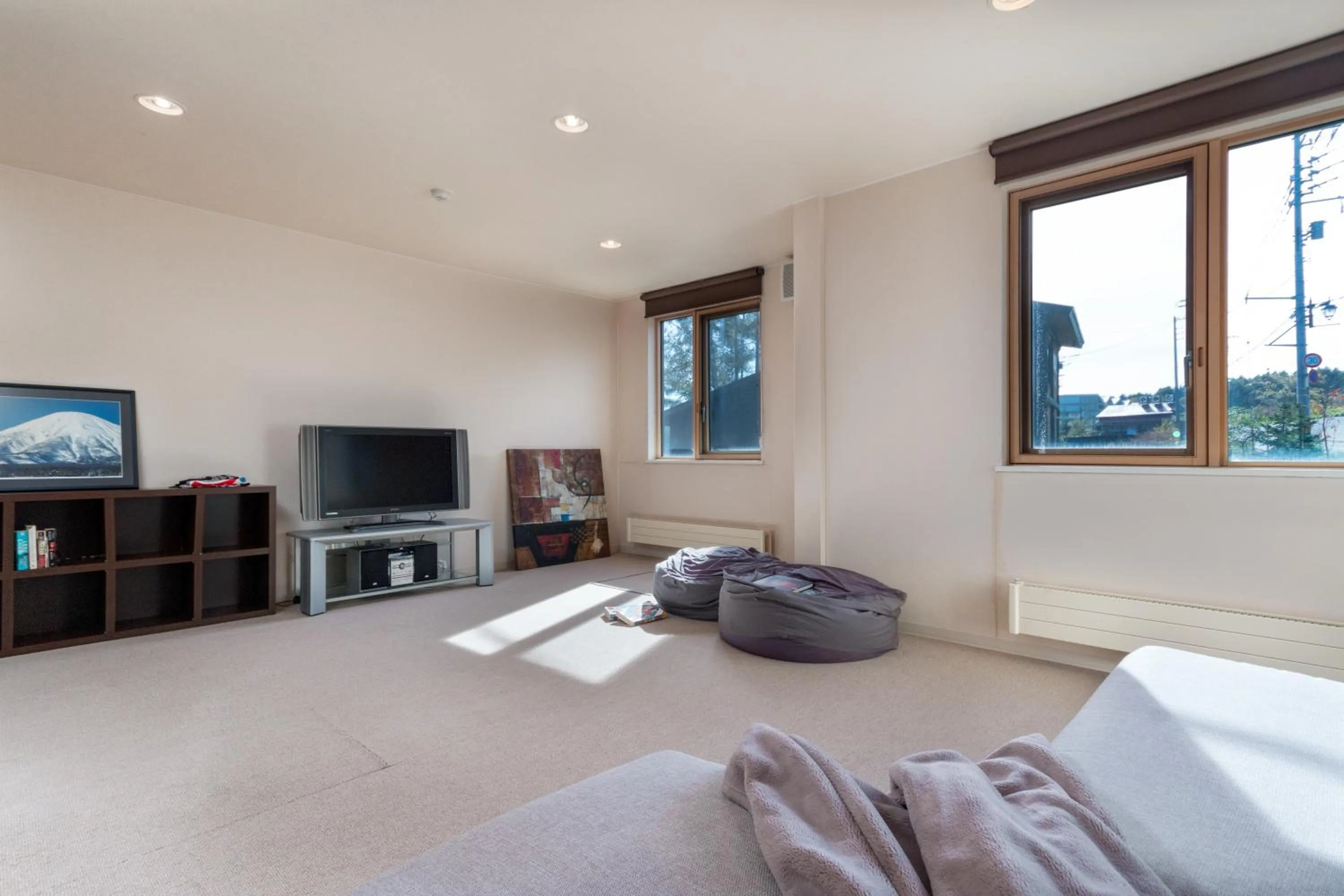 Living room, Bed in Gondola Chalet by H2 Life