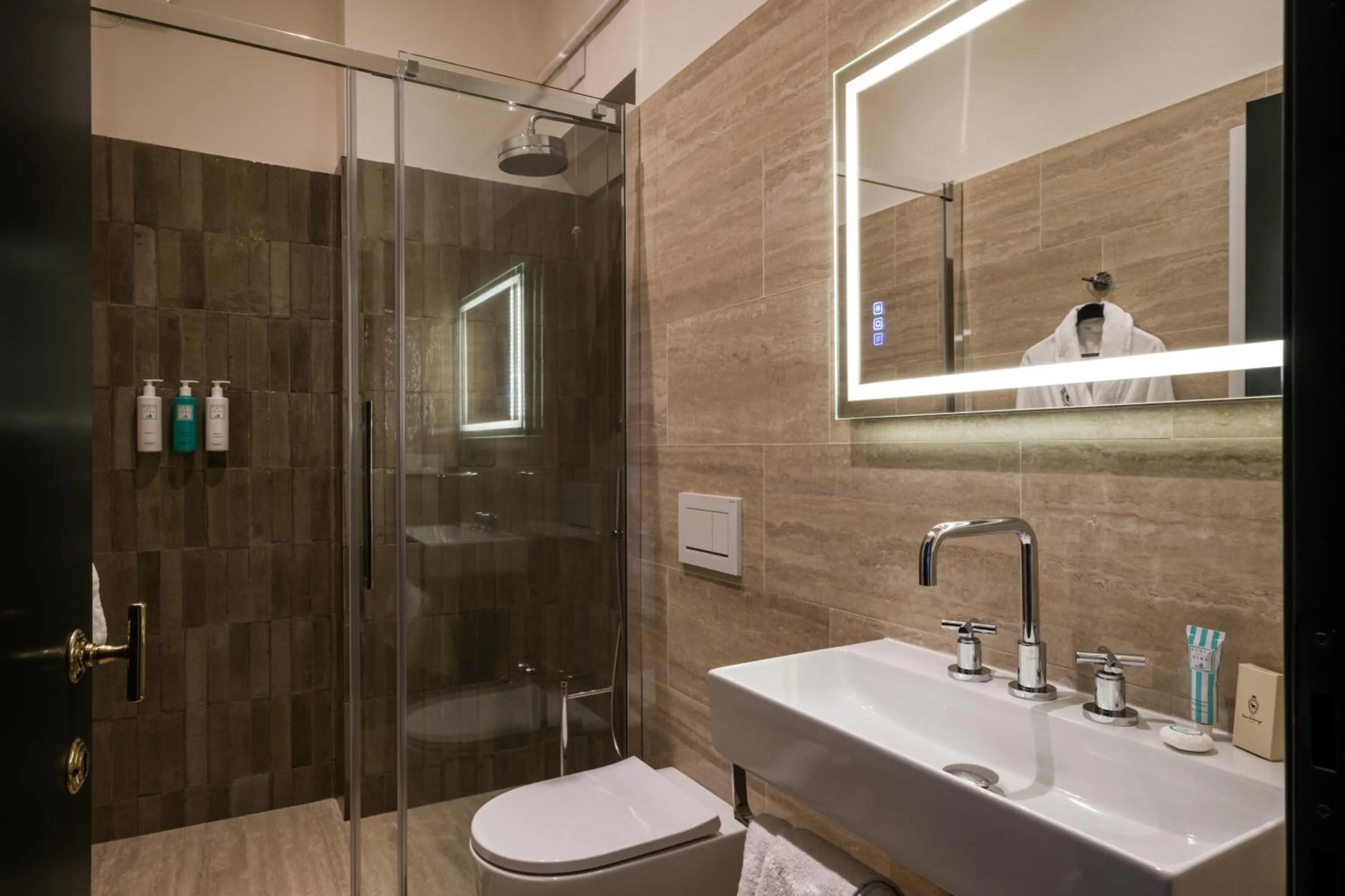 Shower in Borgo San Vincenzo