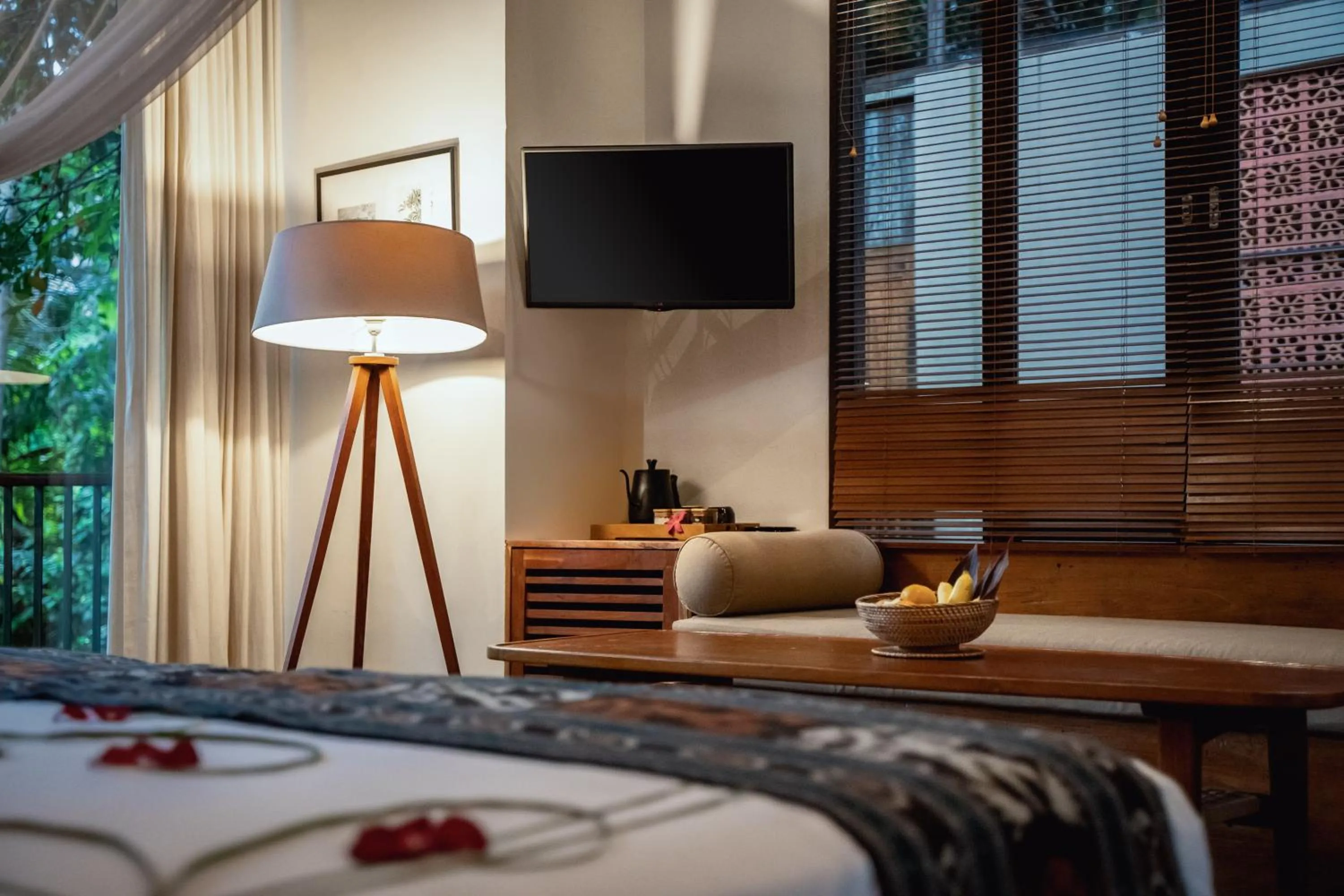 TV and multimedia, Bed in Surya Kembar Villas