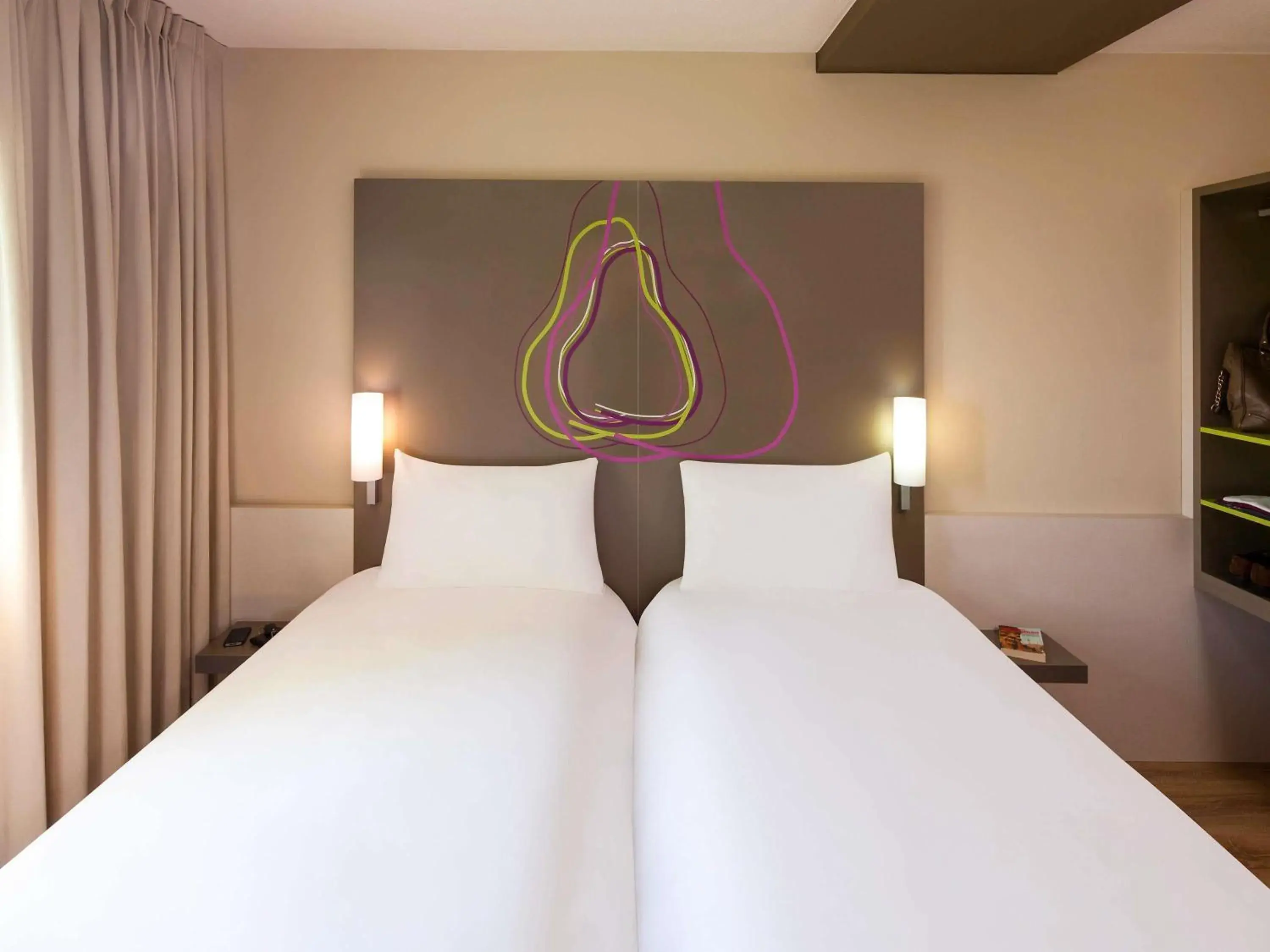 Standard Twin Room in Hotel Ibis Styles Lleida Torrefarrera Standard Twin Room in Hotel Ibis Styles Lleida Torrefarrera