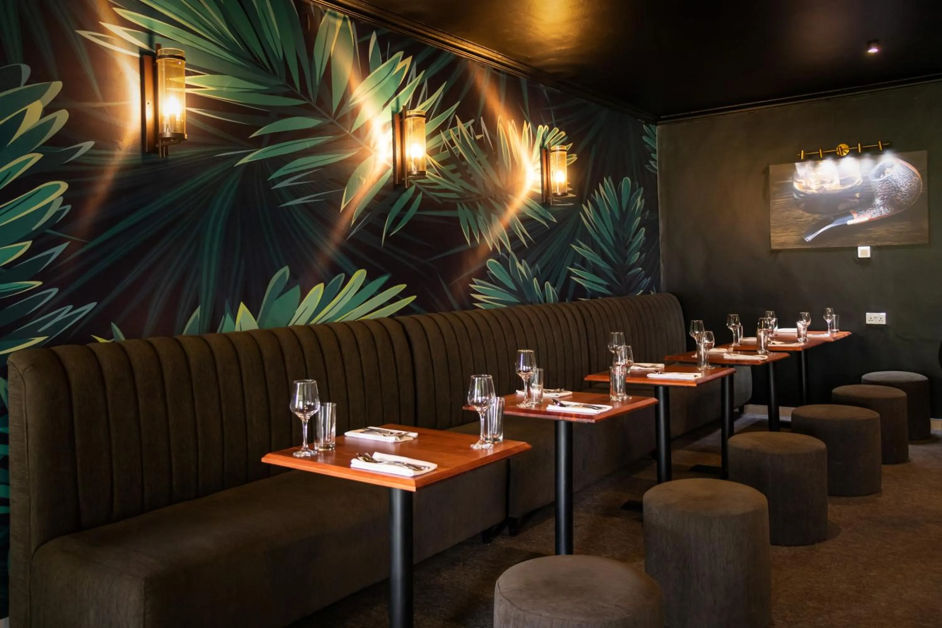 Restaurant/places to eat in Highlands Suites Hotel and Apartments