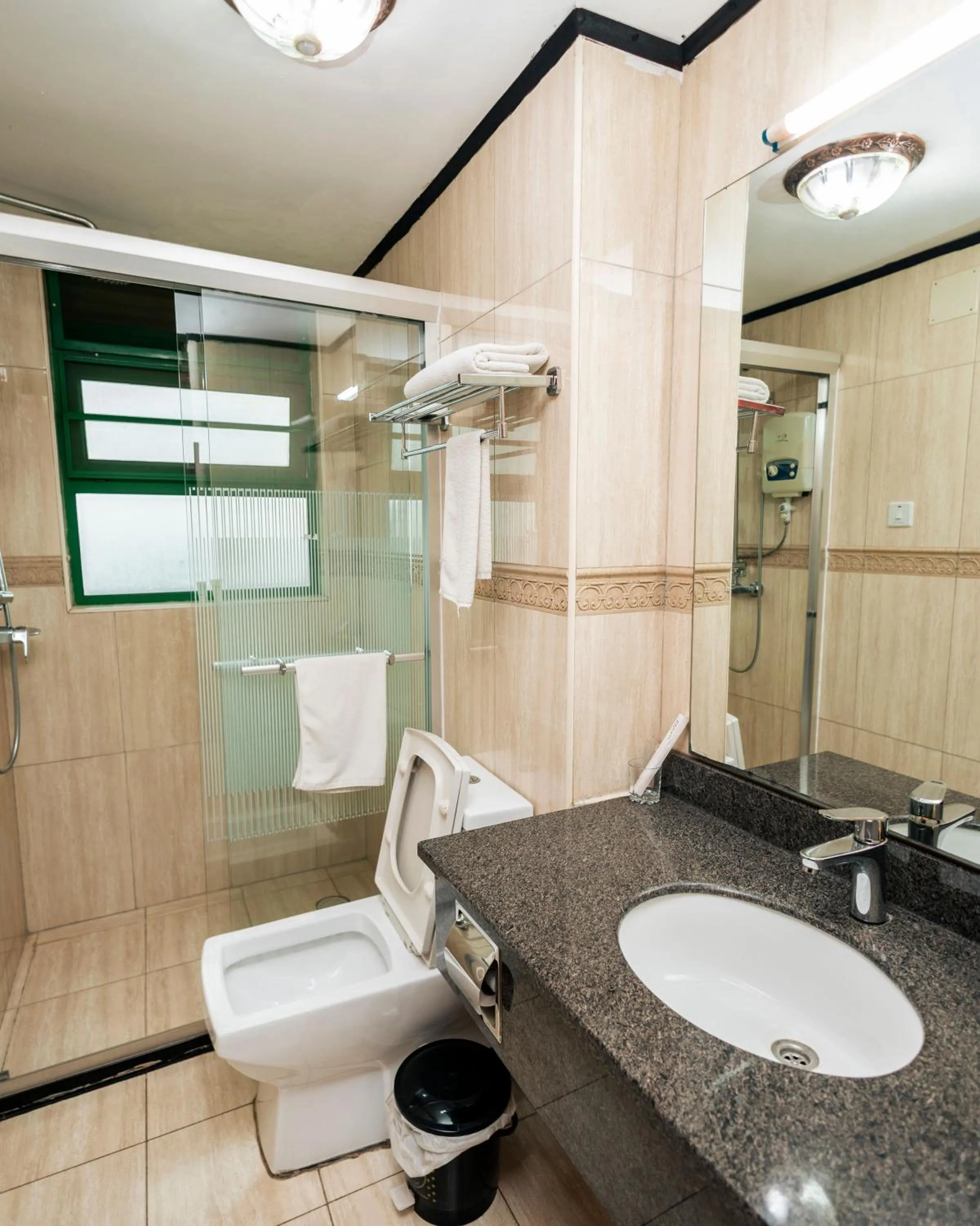 Toilet in Highlands Suites Hotel and Apartments