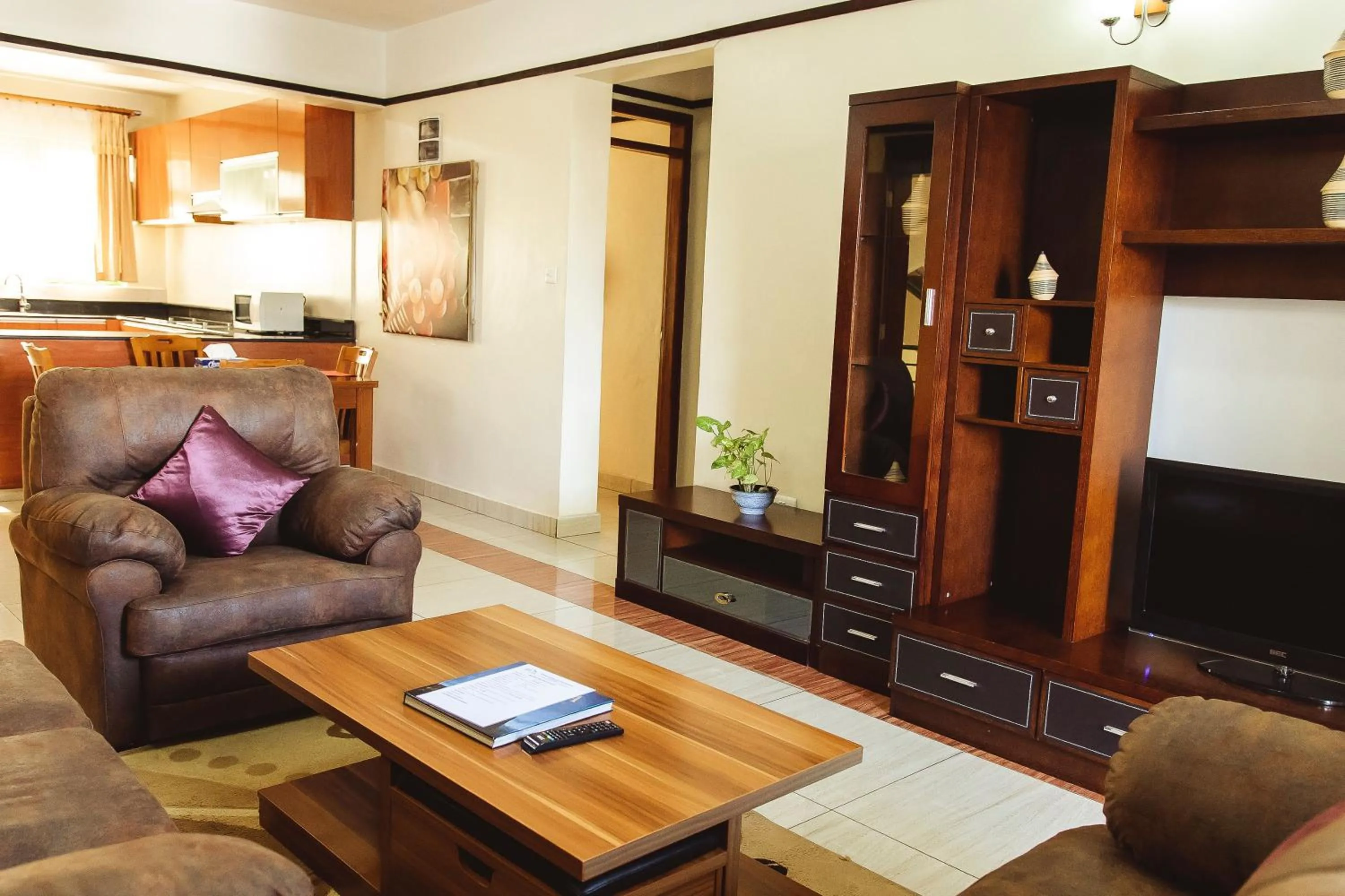 Communal lounge/ TV room in Highlands Suites Hotel and Apartments