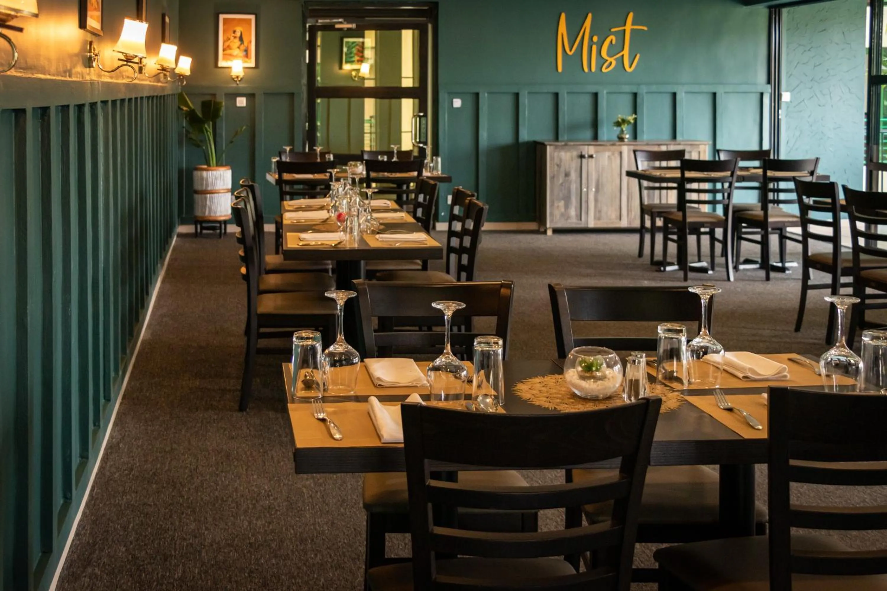 Restaurant/places to eat in Highlands Suites Hotel and Apartments