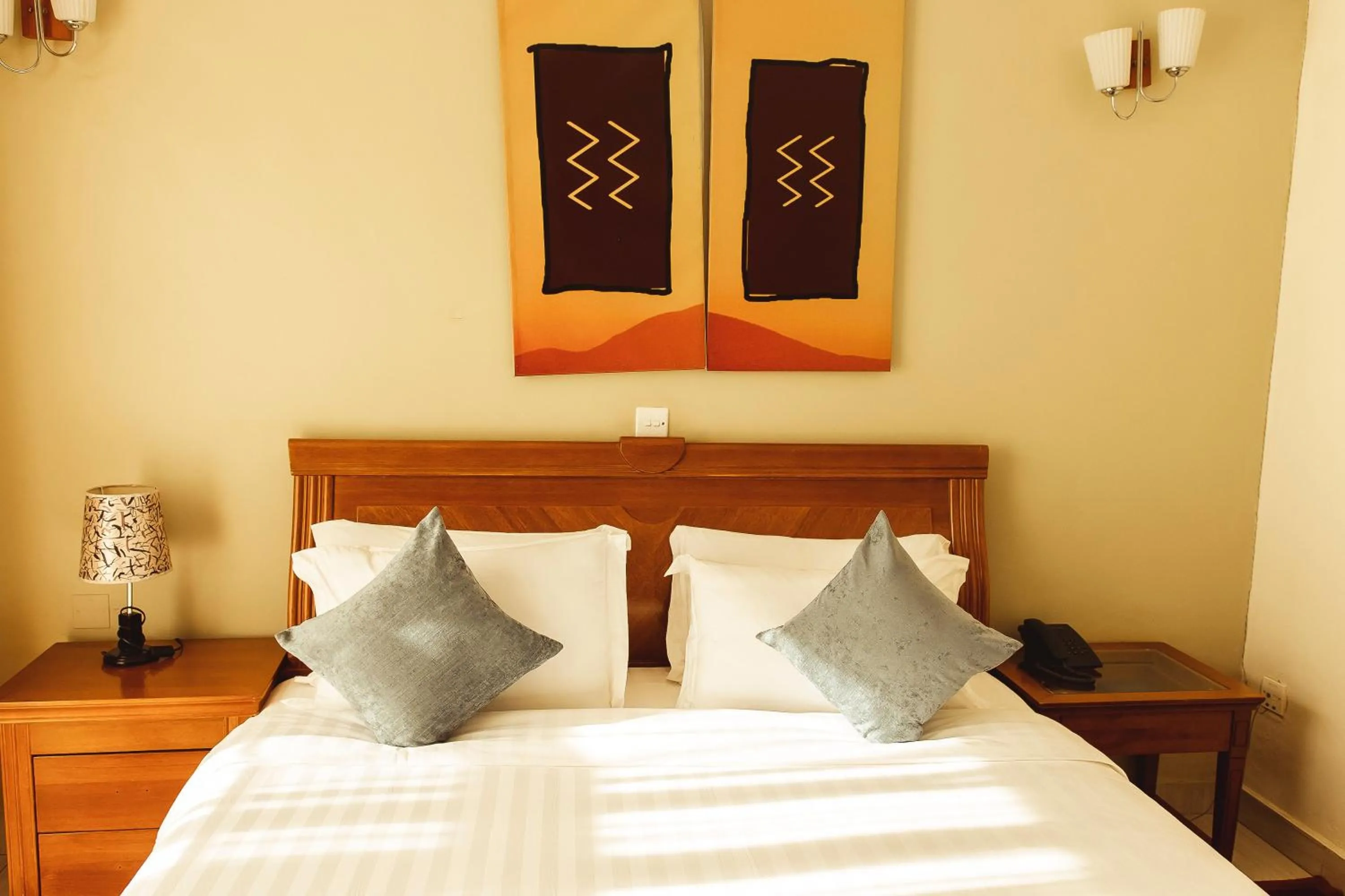 Bed in Highlands Suites Hotel and Apartments