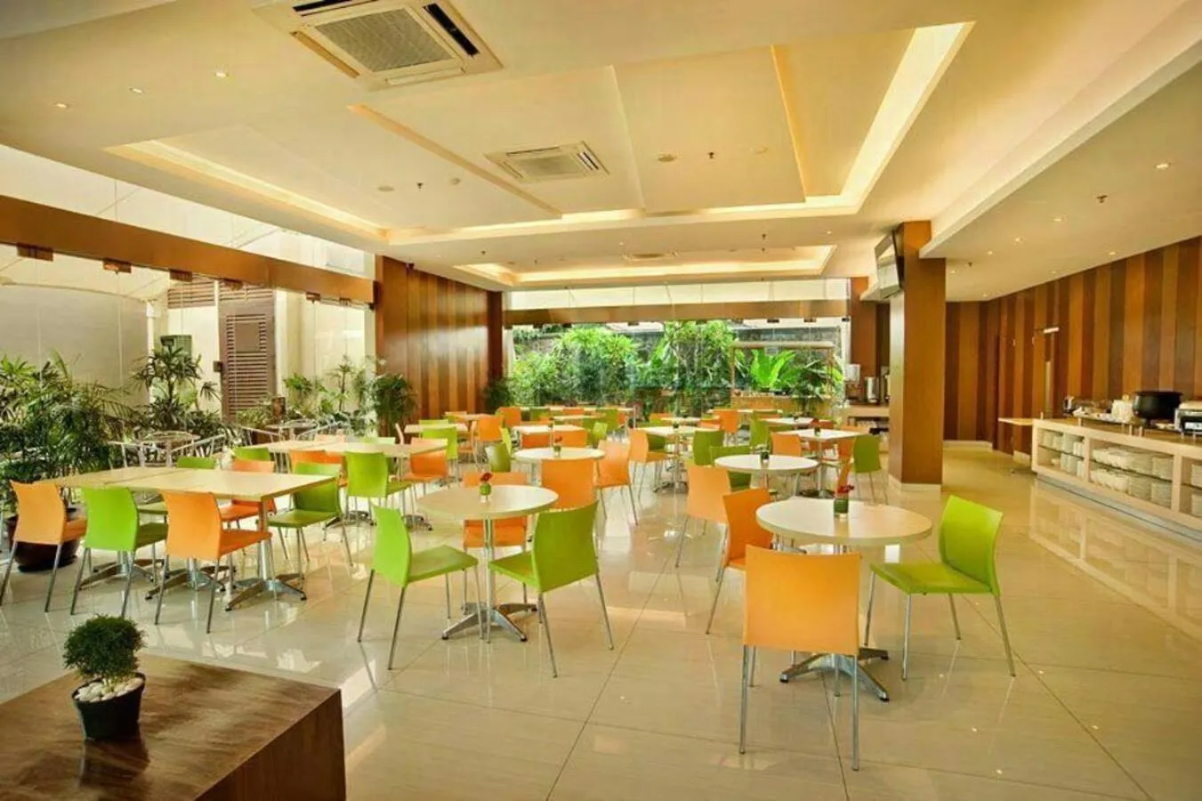 Restaurant/places to eat in V Hotel Tebet