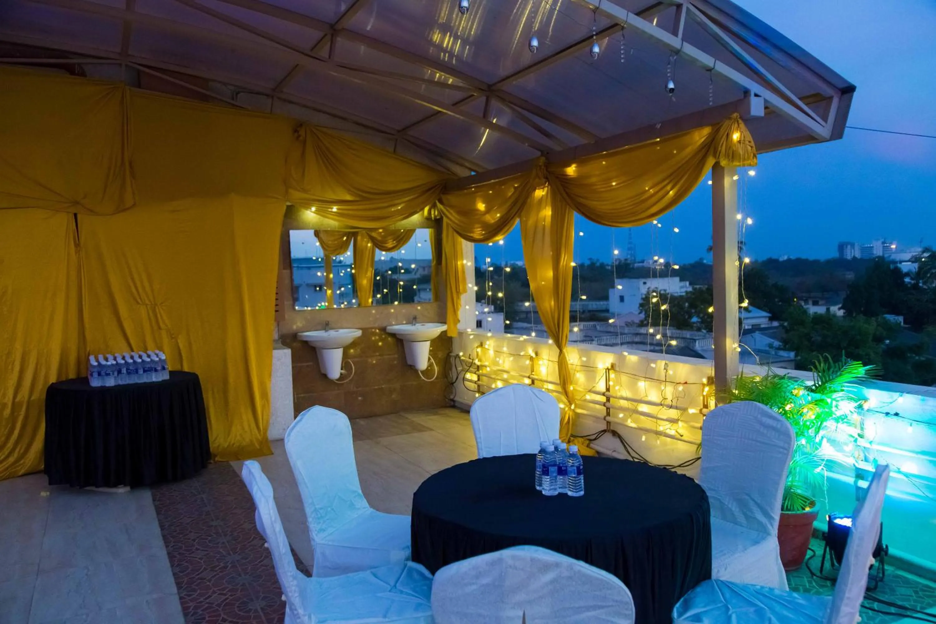 Restaurant/places to eat in Hotel Prince Gardens