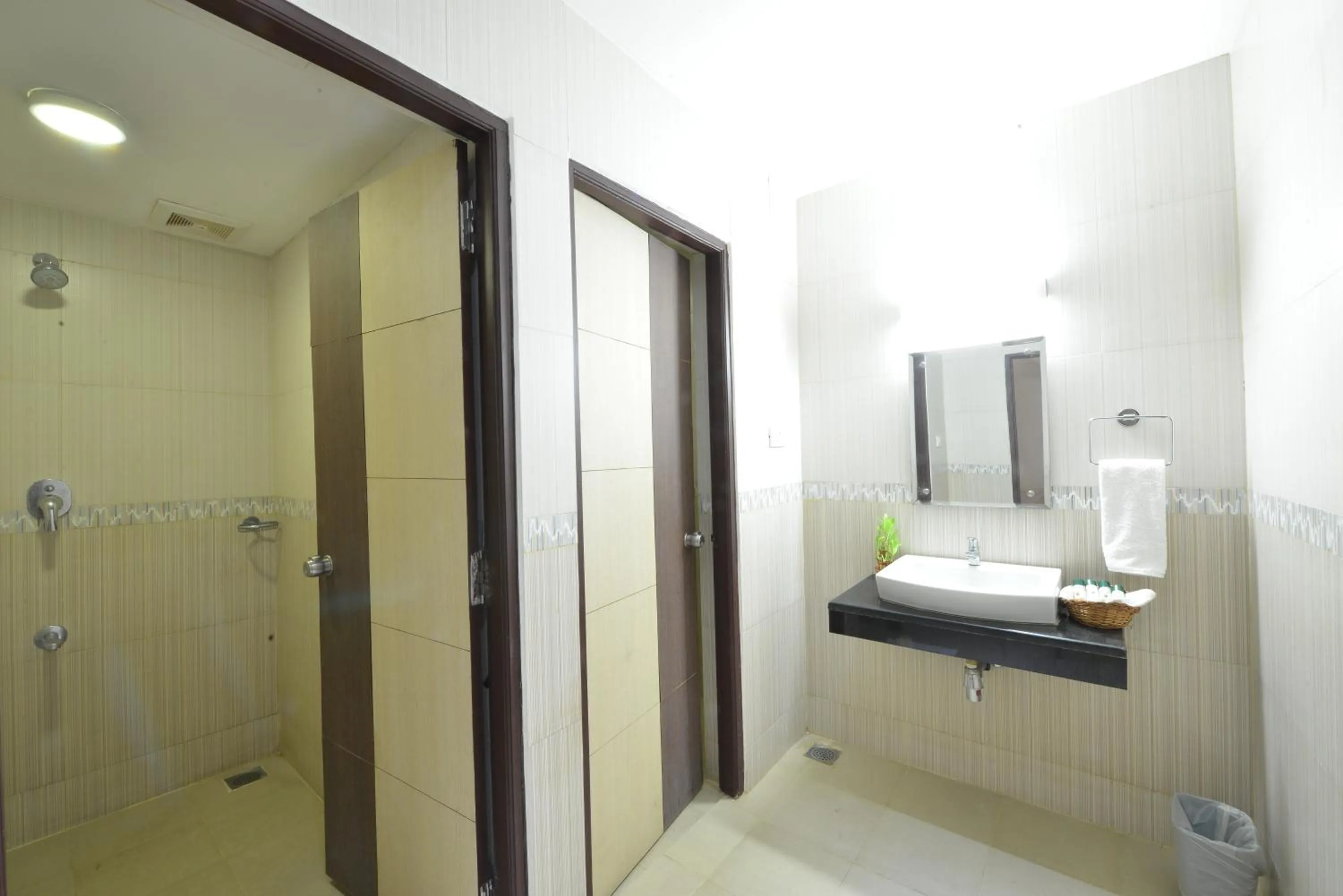 Bathroom, Bed in SRM Hotel
