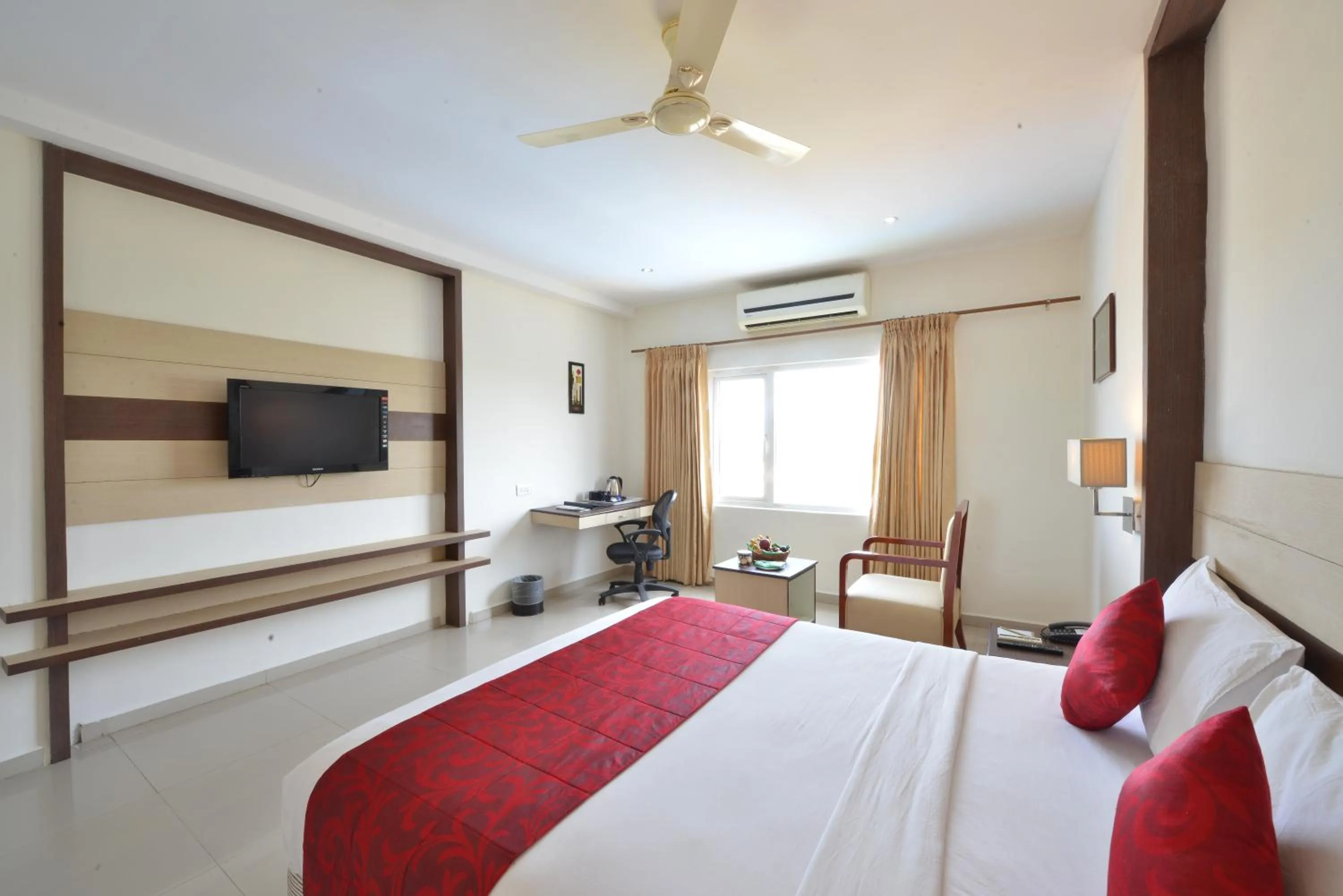 Beach, Bed in SRM Hotel