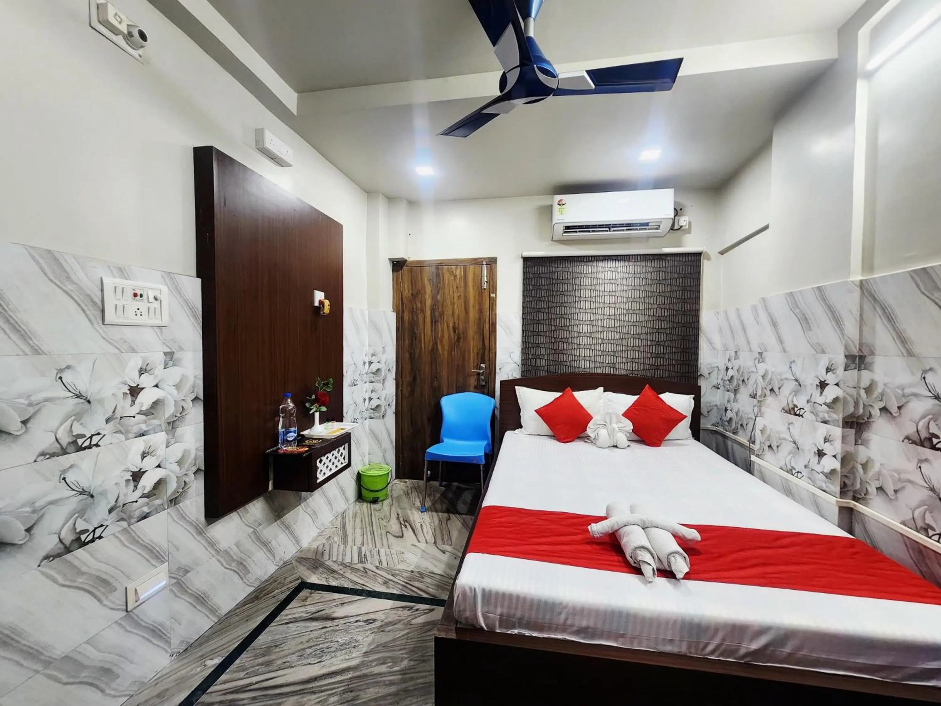 Photo of the whole room, Bed in ANANDALOKE RESIDENCY