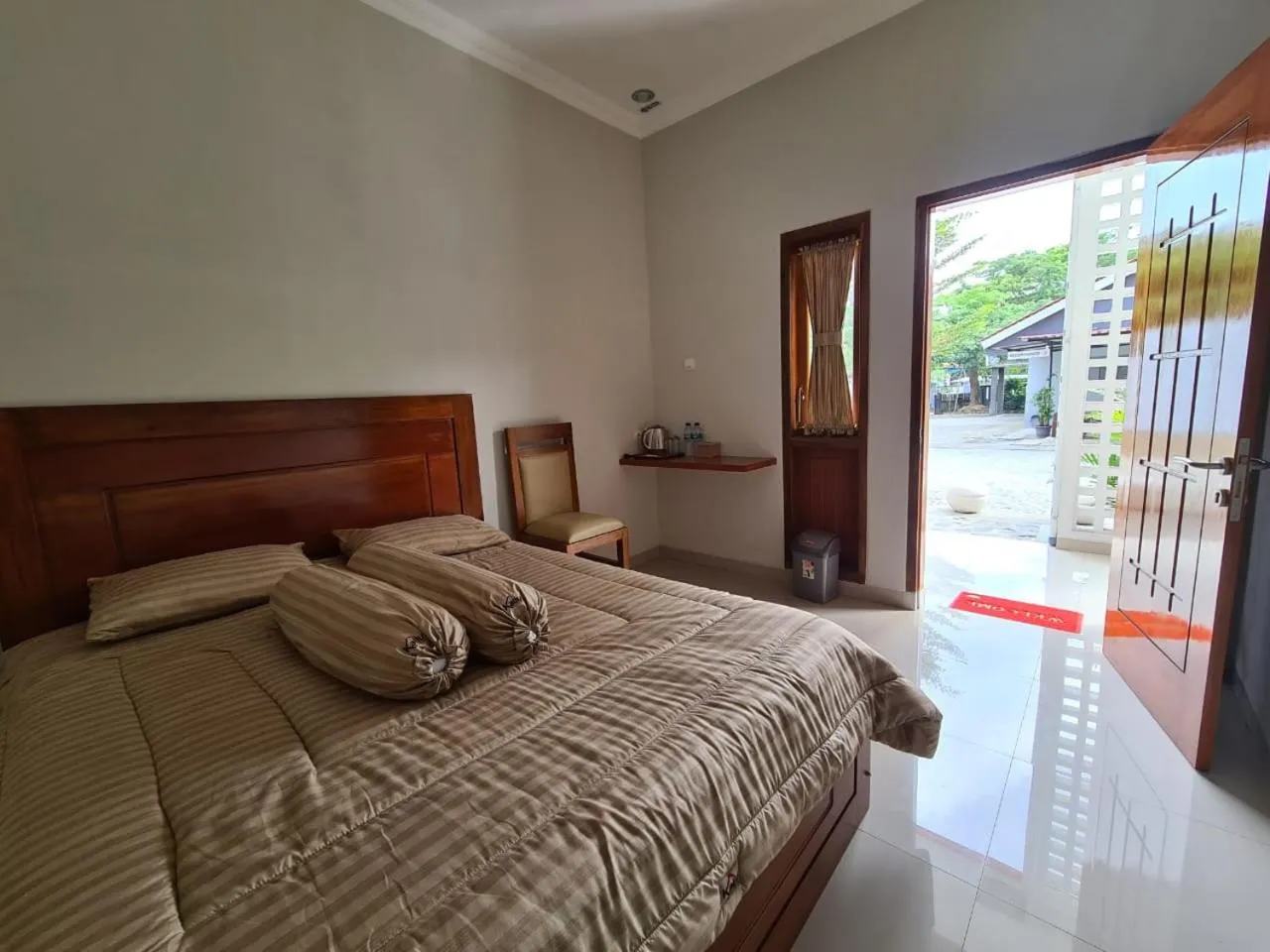 Property building, Bed in Hotel Kaliu