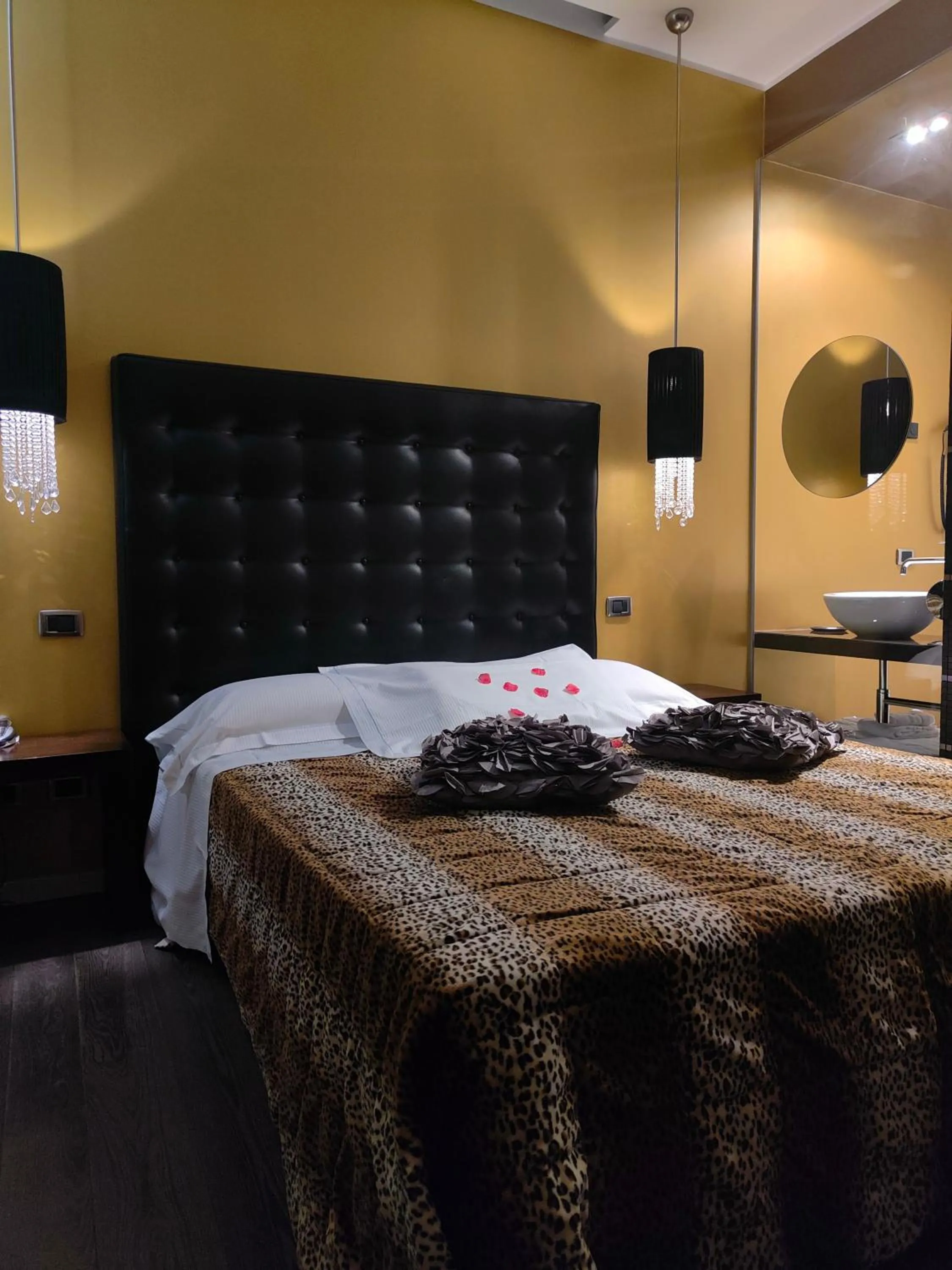 Bed in Hotel In - Lounge Room