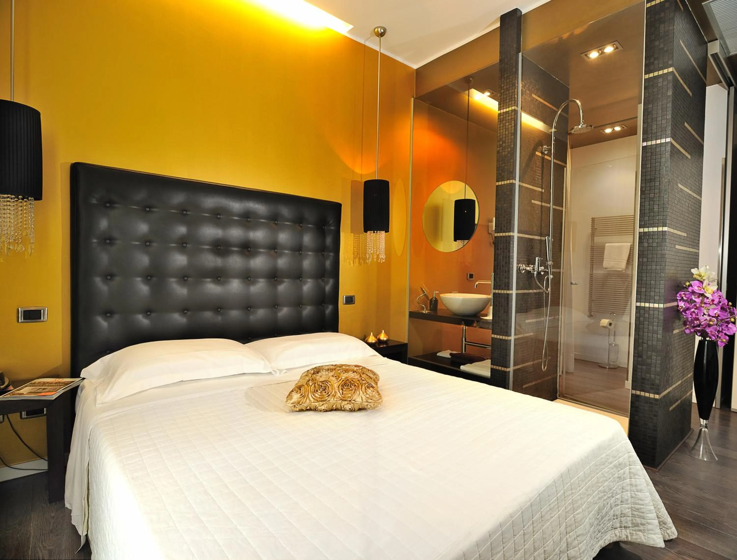 Bed in Hotel In - Lounge Room