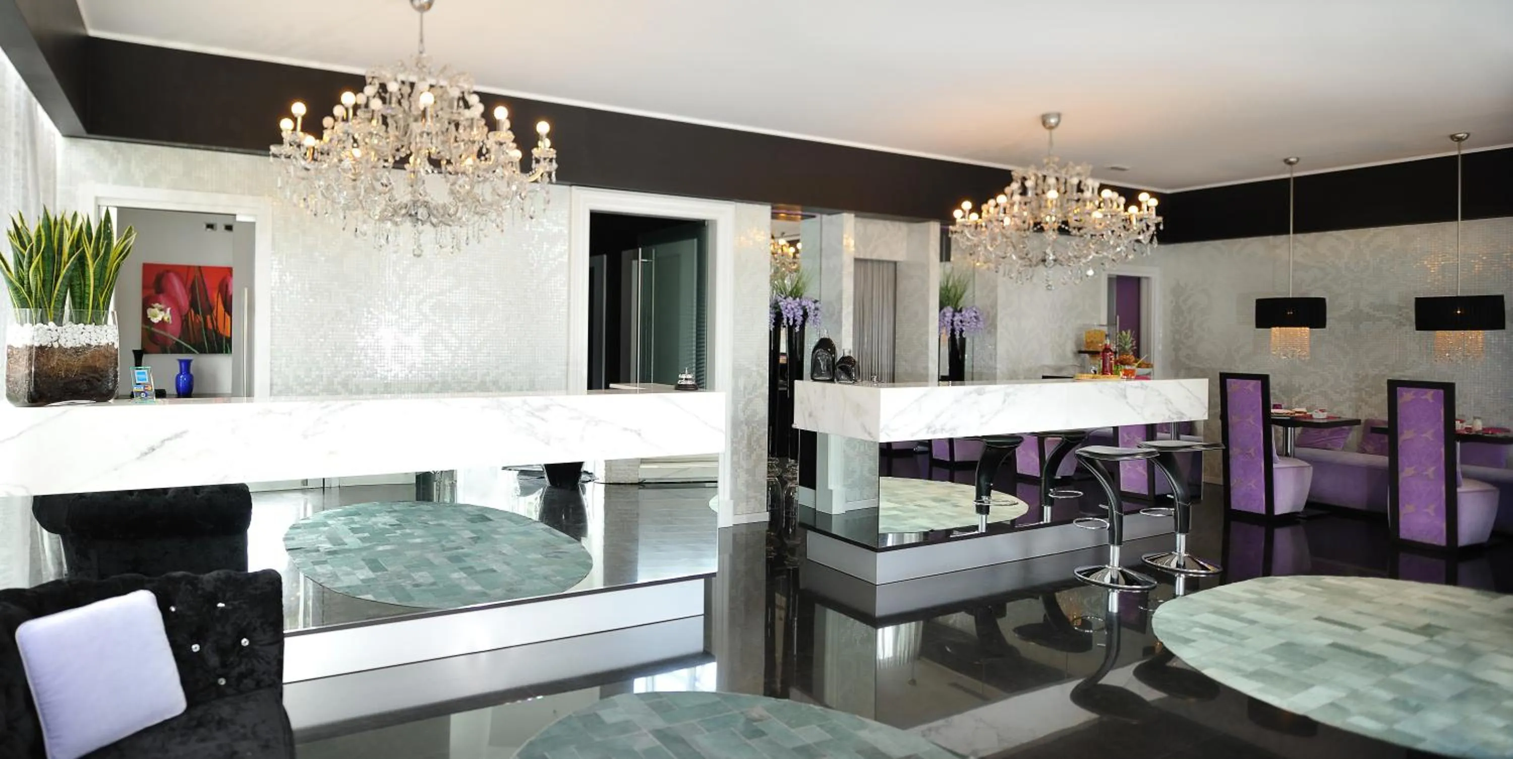 Restaurant/places to eat in Hotel In - Lounge Room