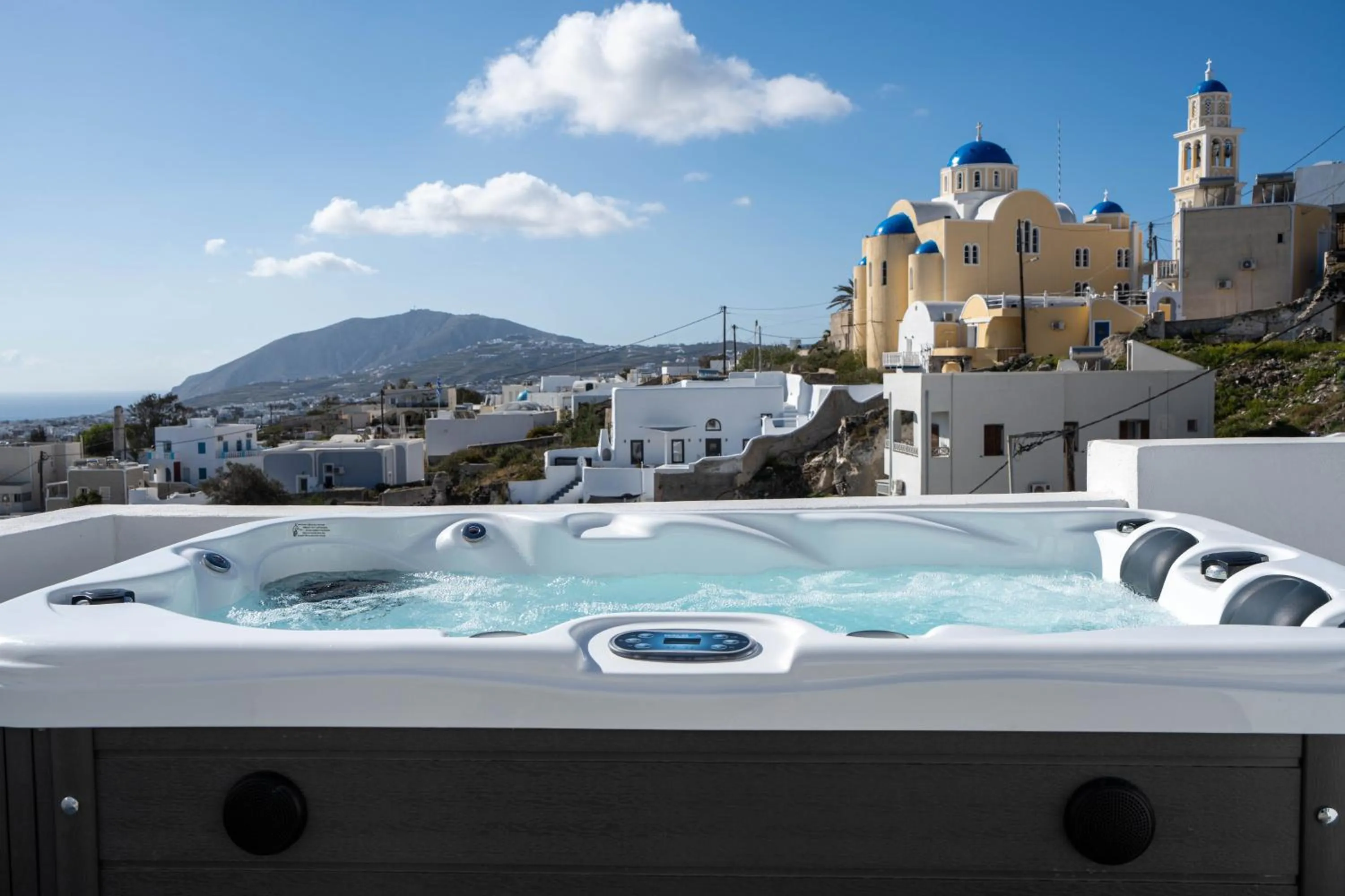 Hot Tub in Cycladic Suites & Spa