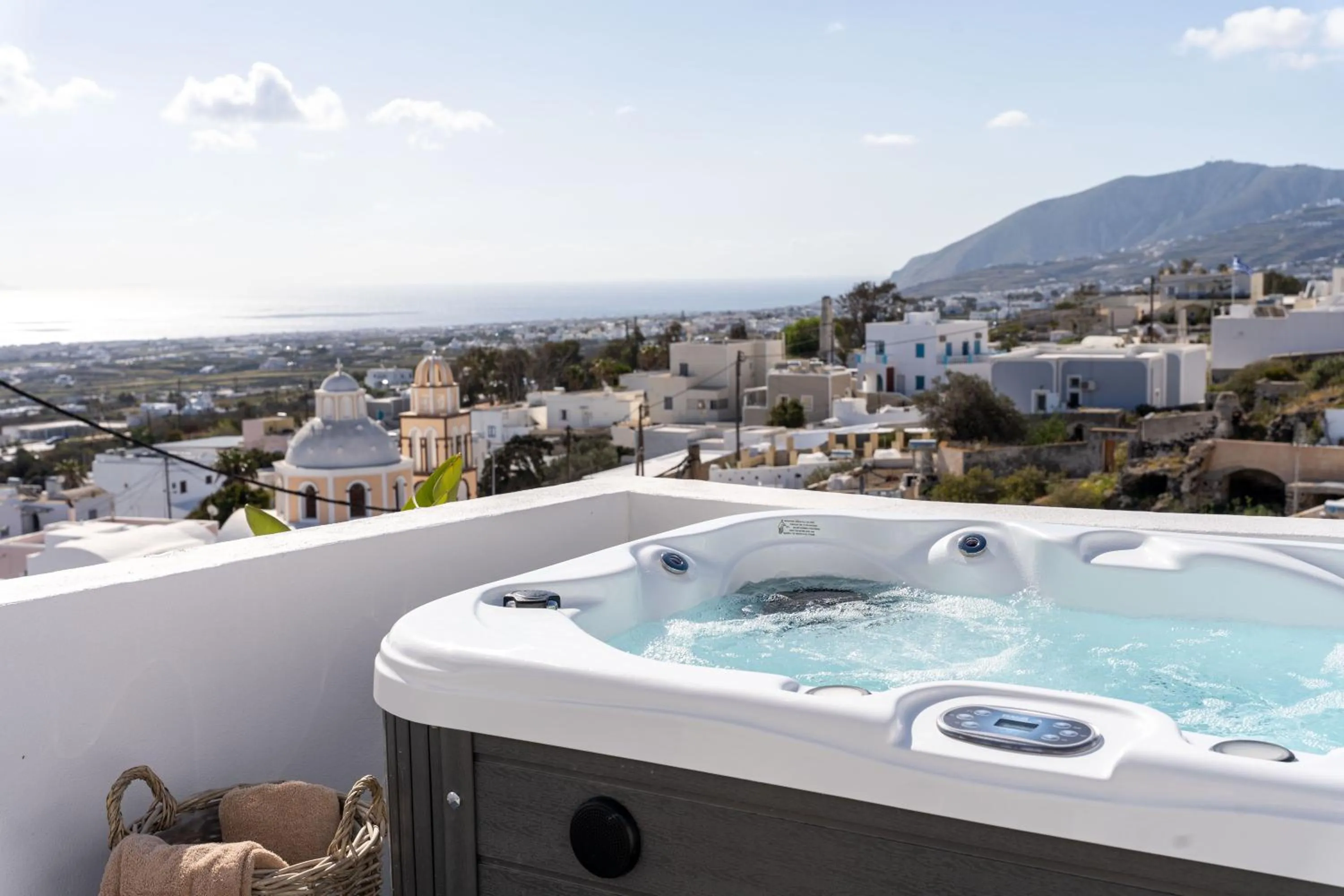 Hot Tub in Cycladic Suites & Spa