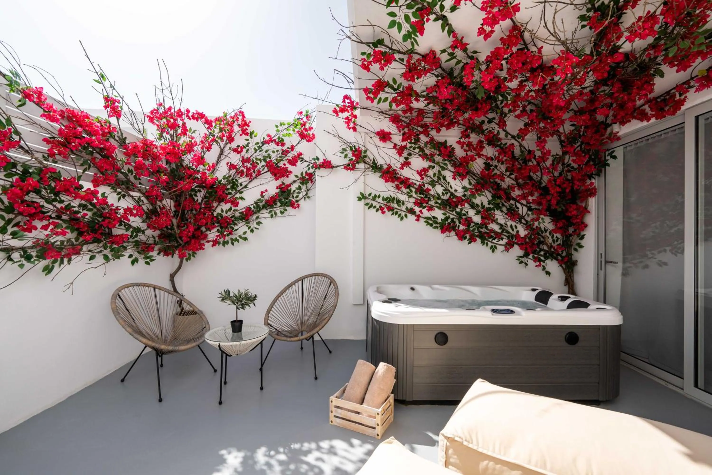 Hot Tub in Cycladic Suites & Spa