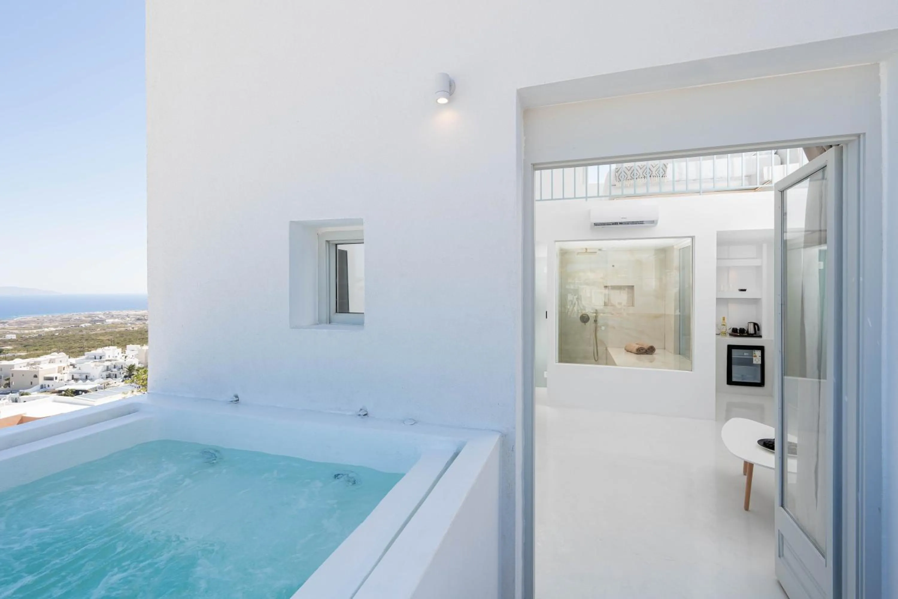 Hot Tub in Cycladic Suites & Spa