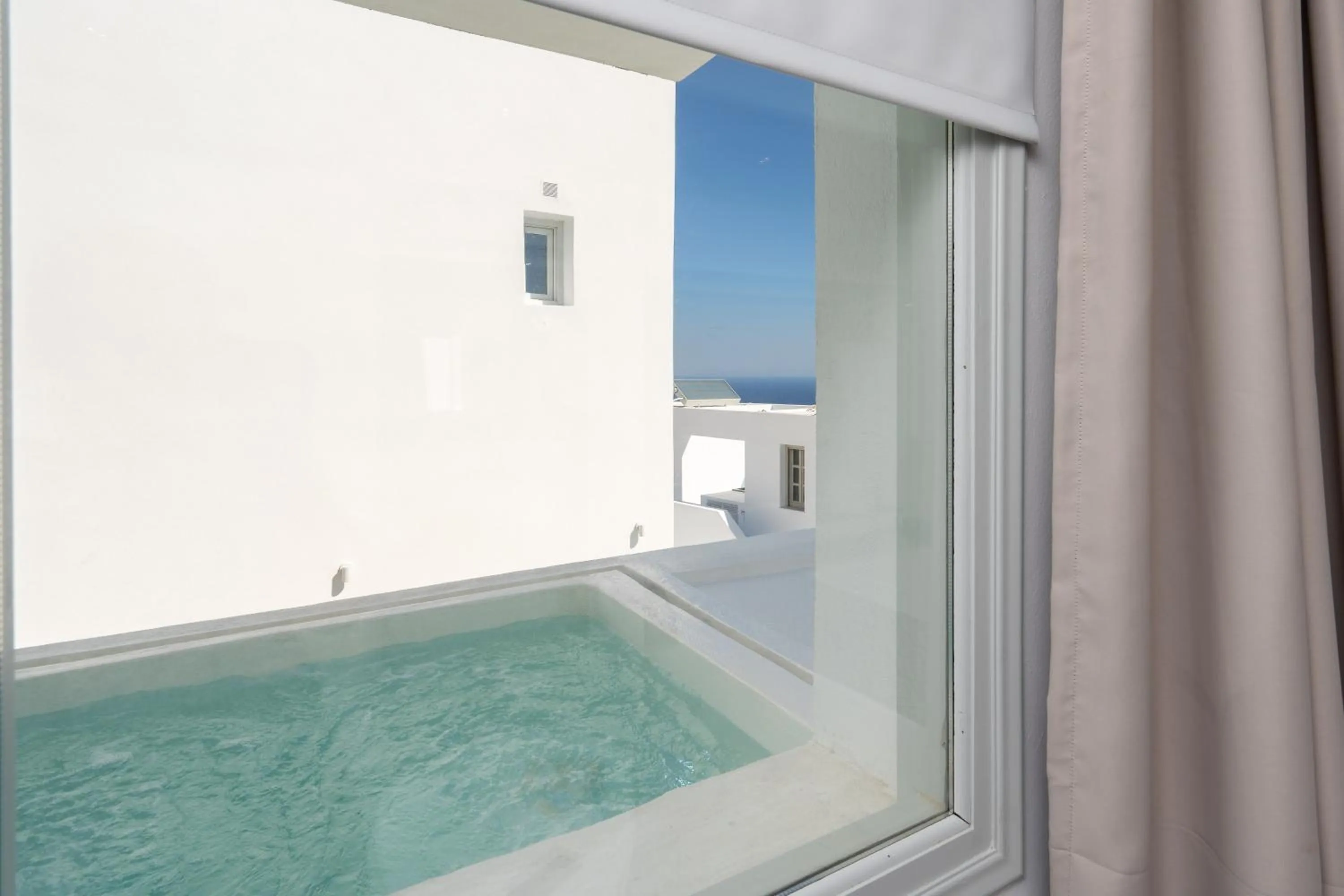 Hot Tub in Cycladic Suites & Spa