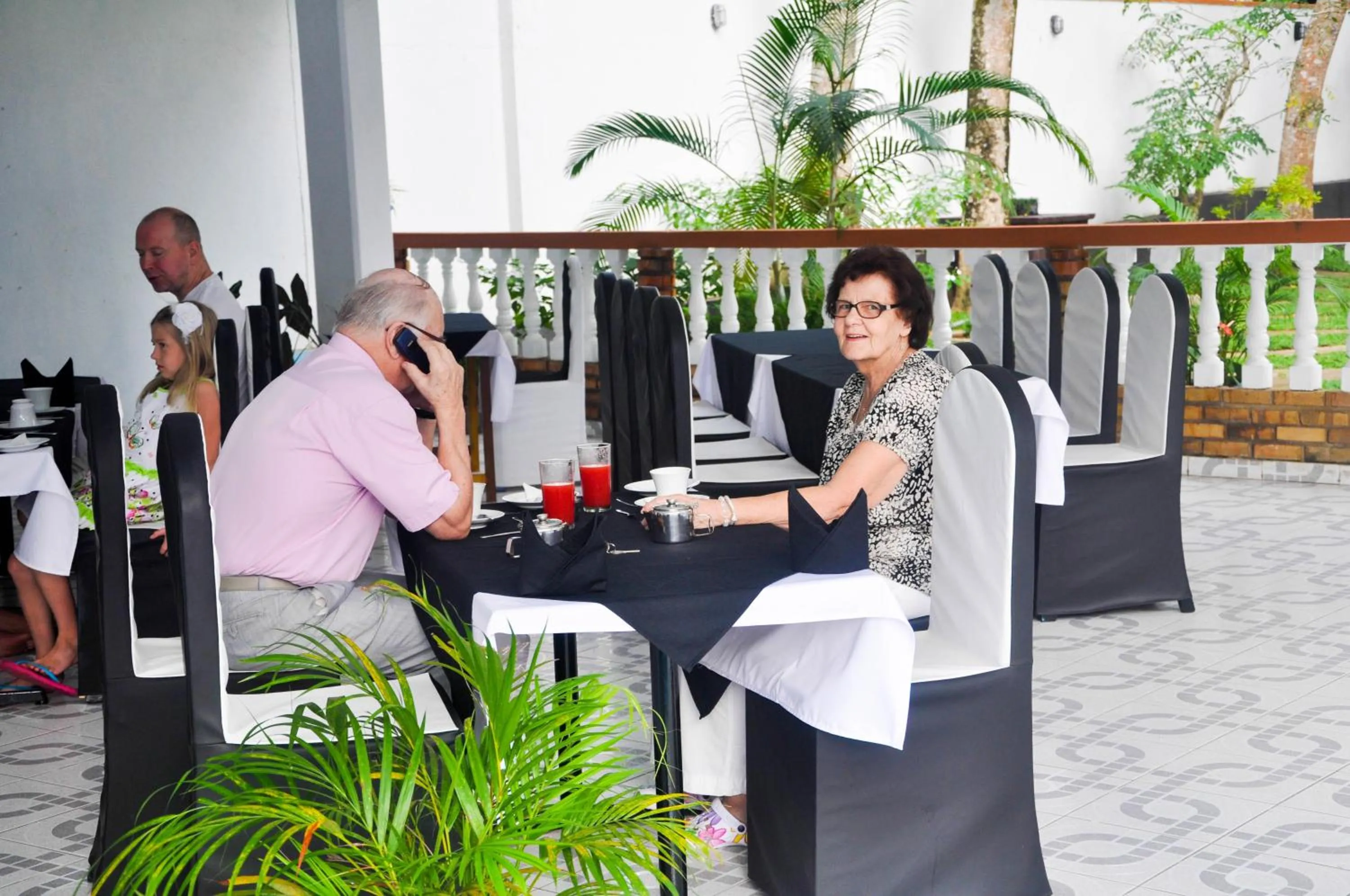 Restaurant/places to eat in Hotel Thai Lanka