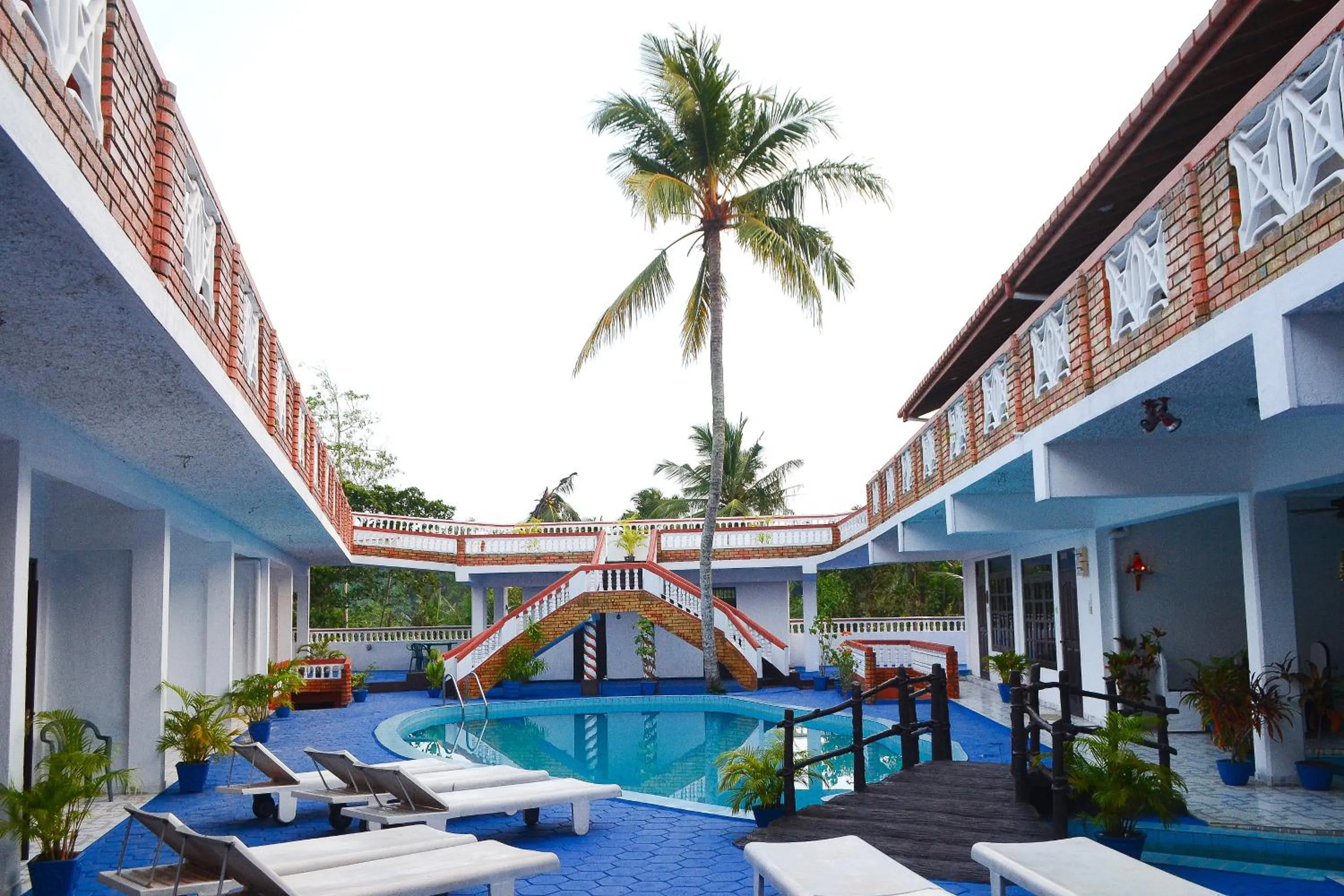 Swimming pool in Hotel Thai Lanka