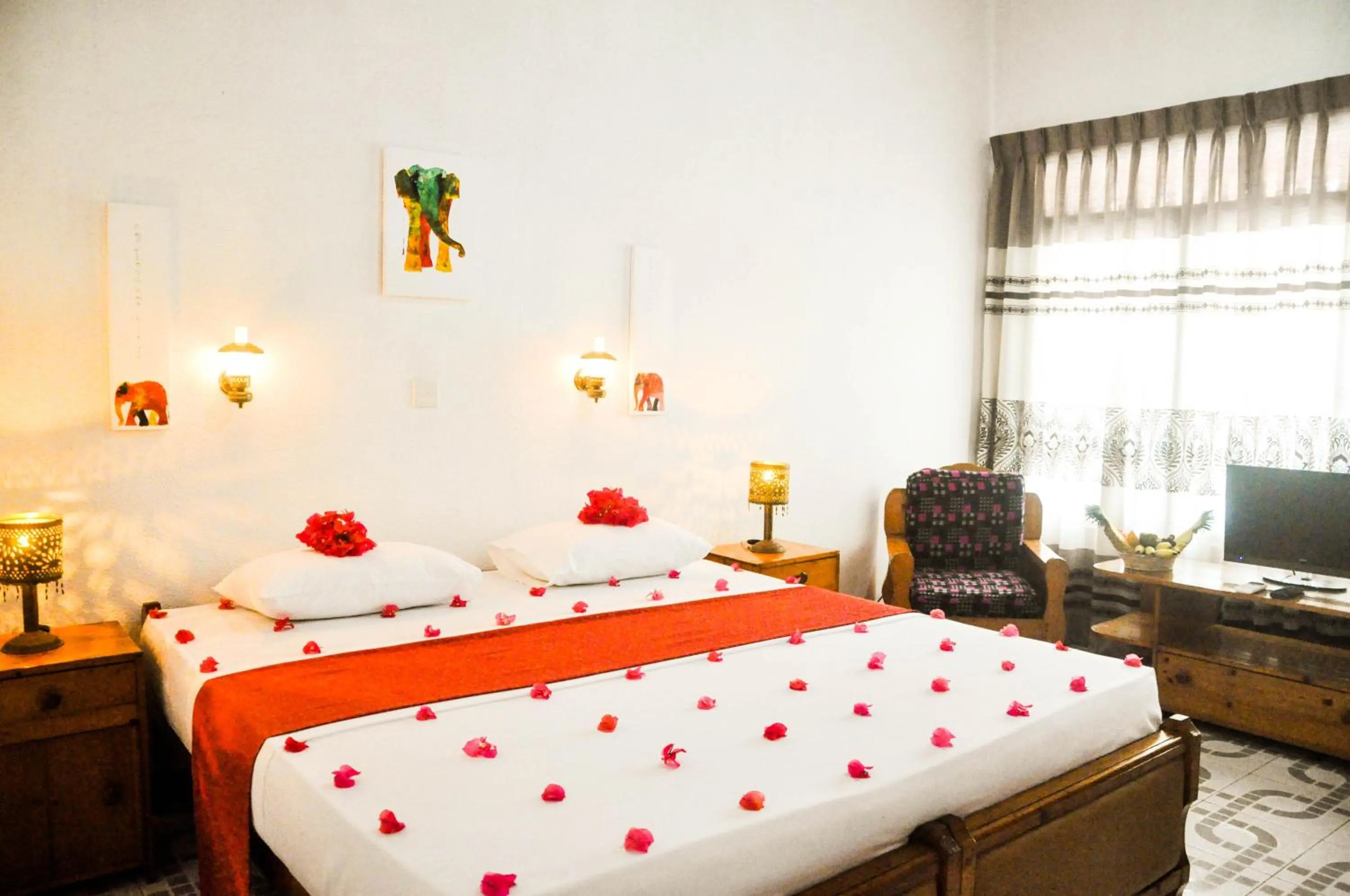 Bedroom, Bed in Hotel Thai Lanka