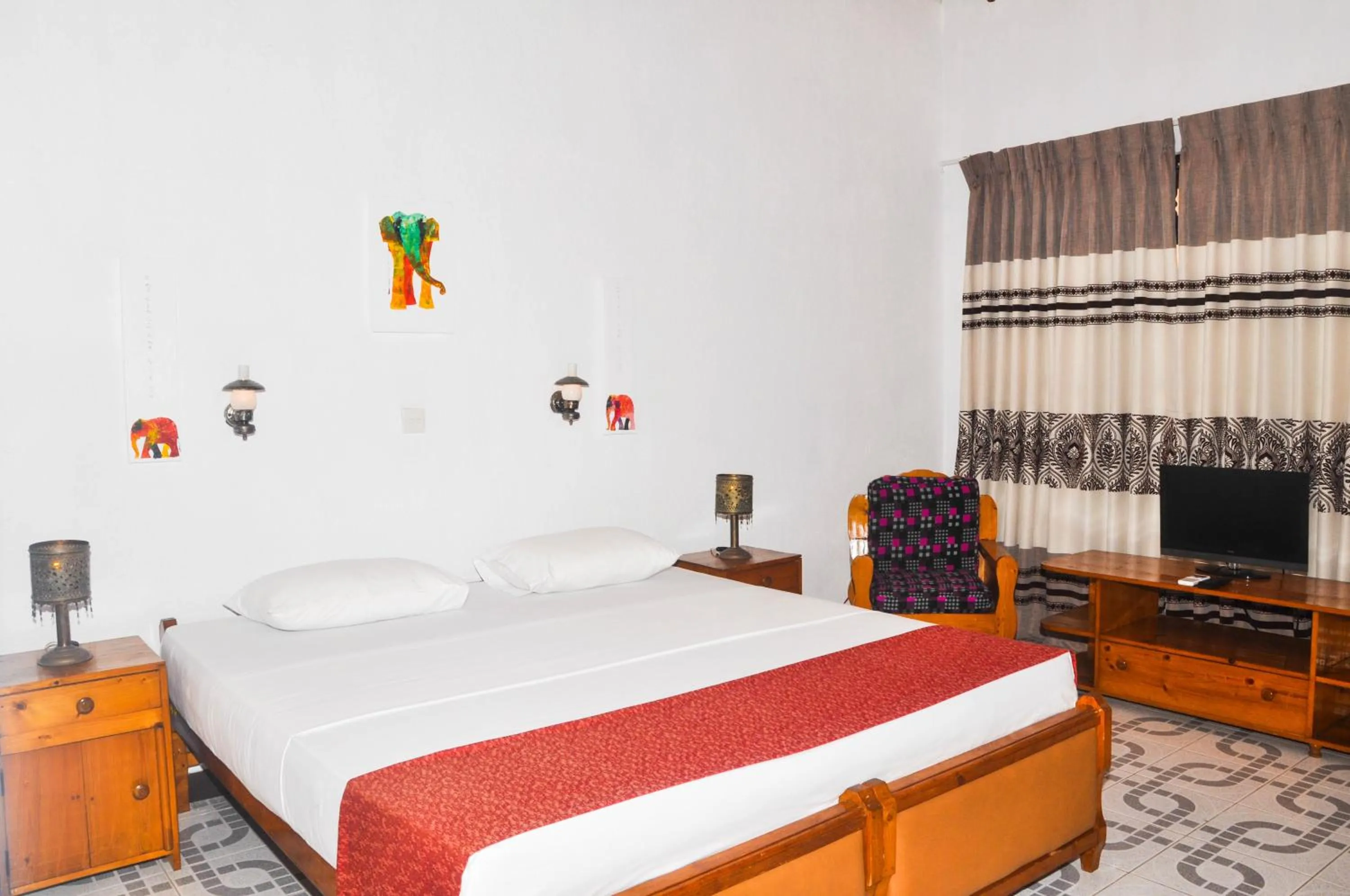 Bedroom, Bed in Hotel Thai Lanka