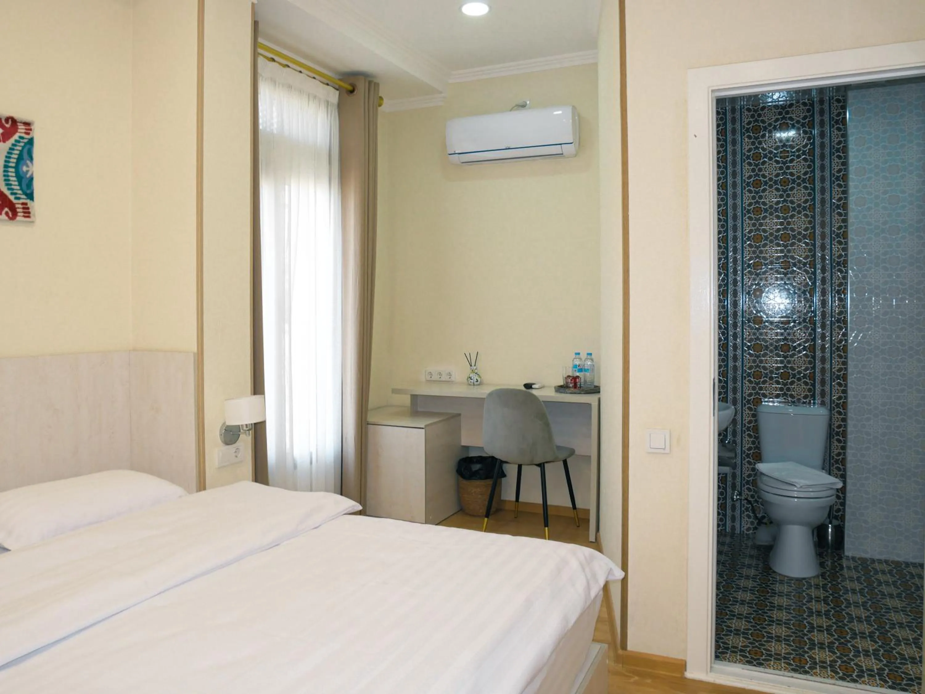 Shower, Bed in Oasis Boutique