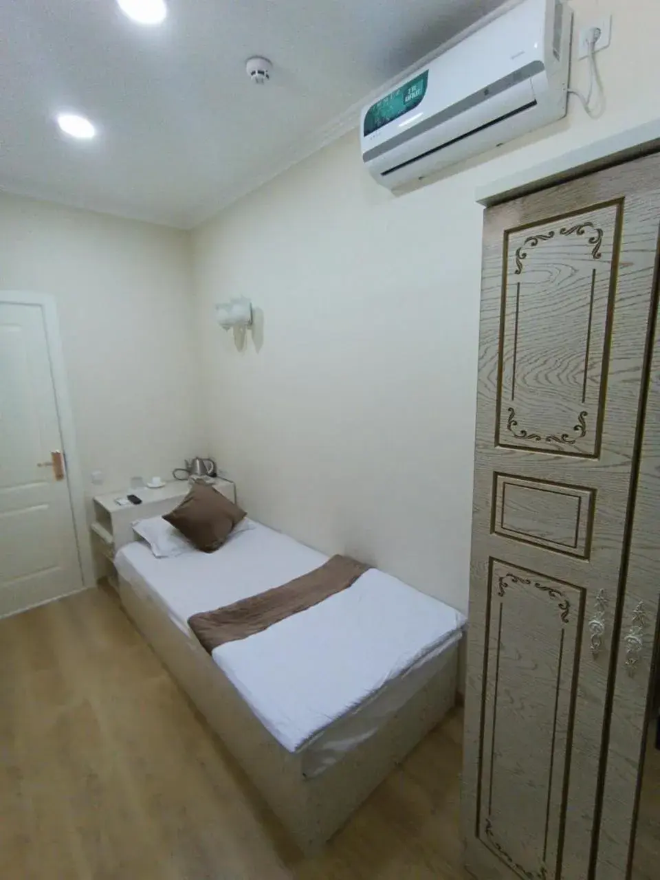 Single Room with Private Bathroom - single occupancy in Oasis Boutique Single Room with Private Bathroom - single occupancy in Oasis Boutique