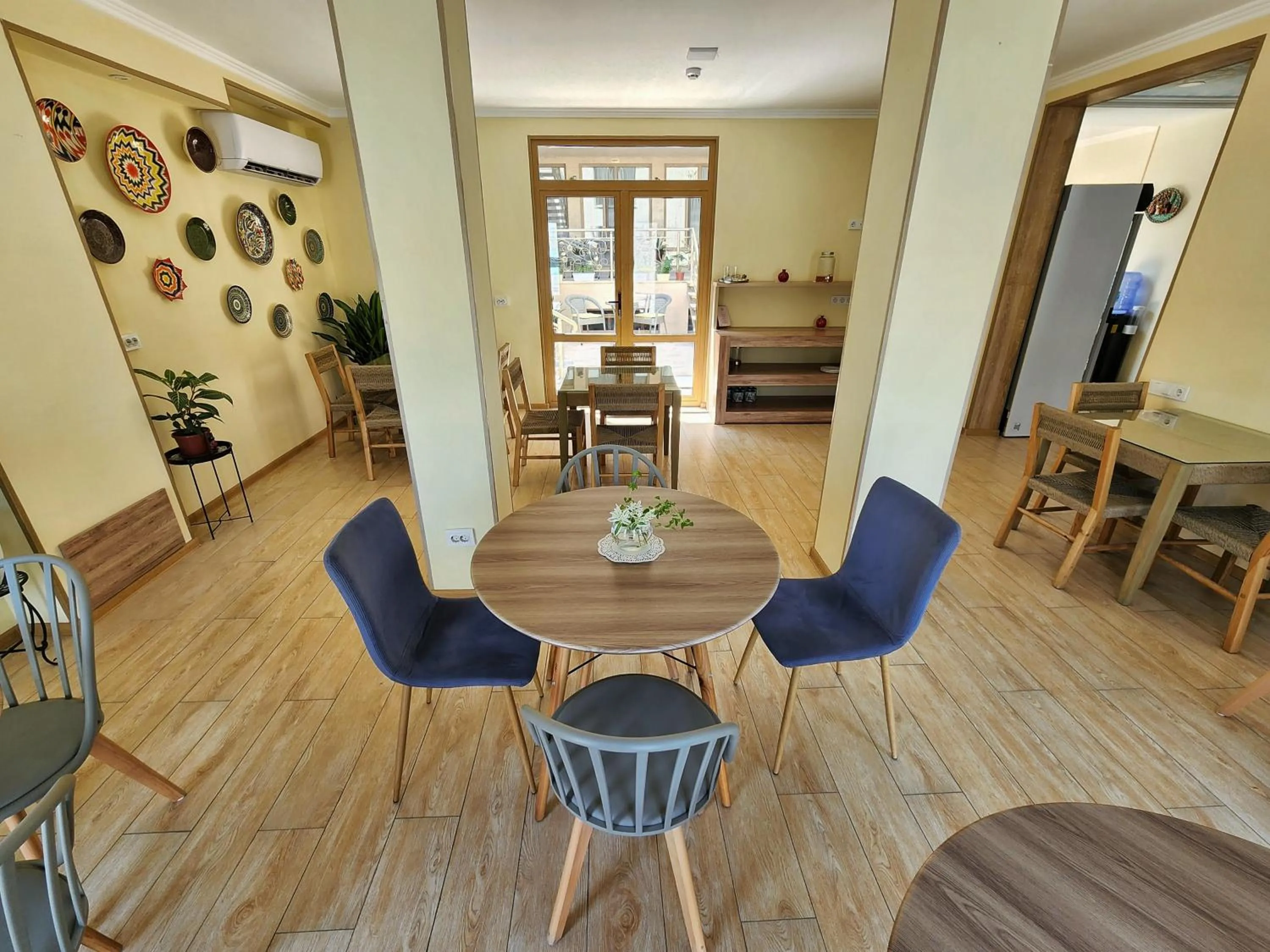 Restaurant/places to eat in Oasis Boutique