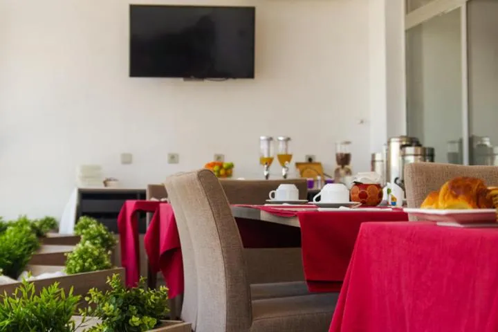 Restaurant/places to eat in Hotel Nina