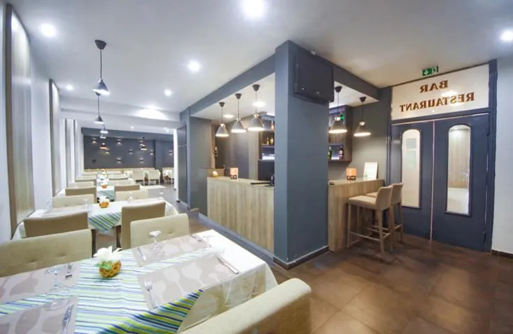 Restaurant/places to eat in Hotel Nina