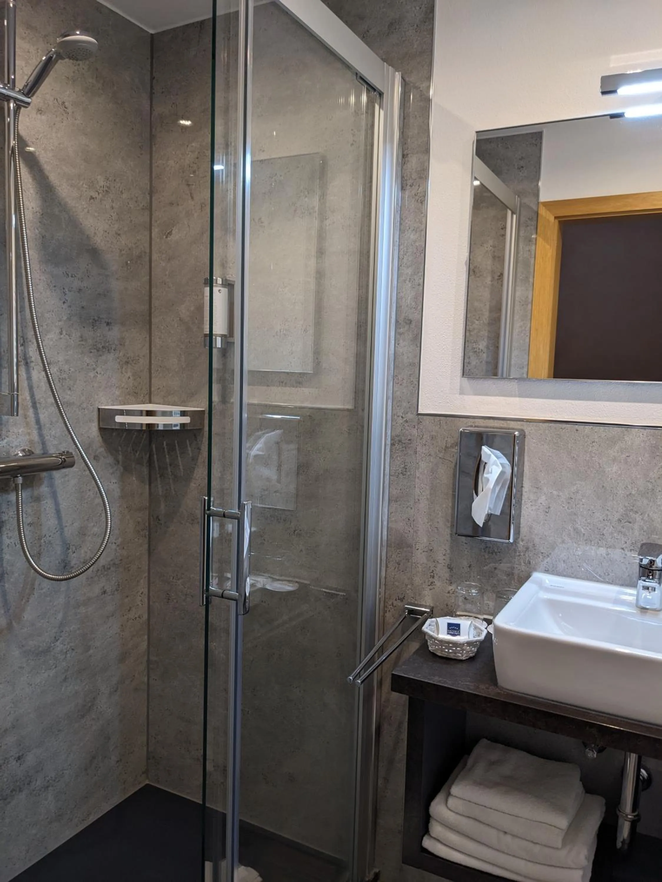 Shower in Weinhaus Berg