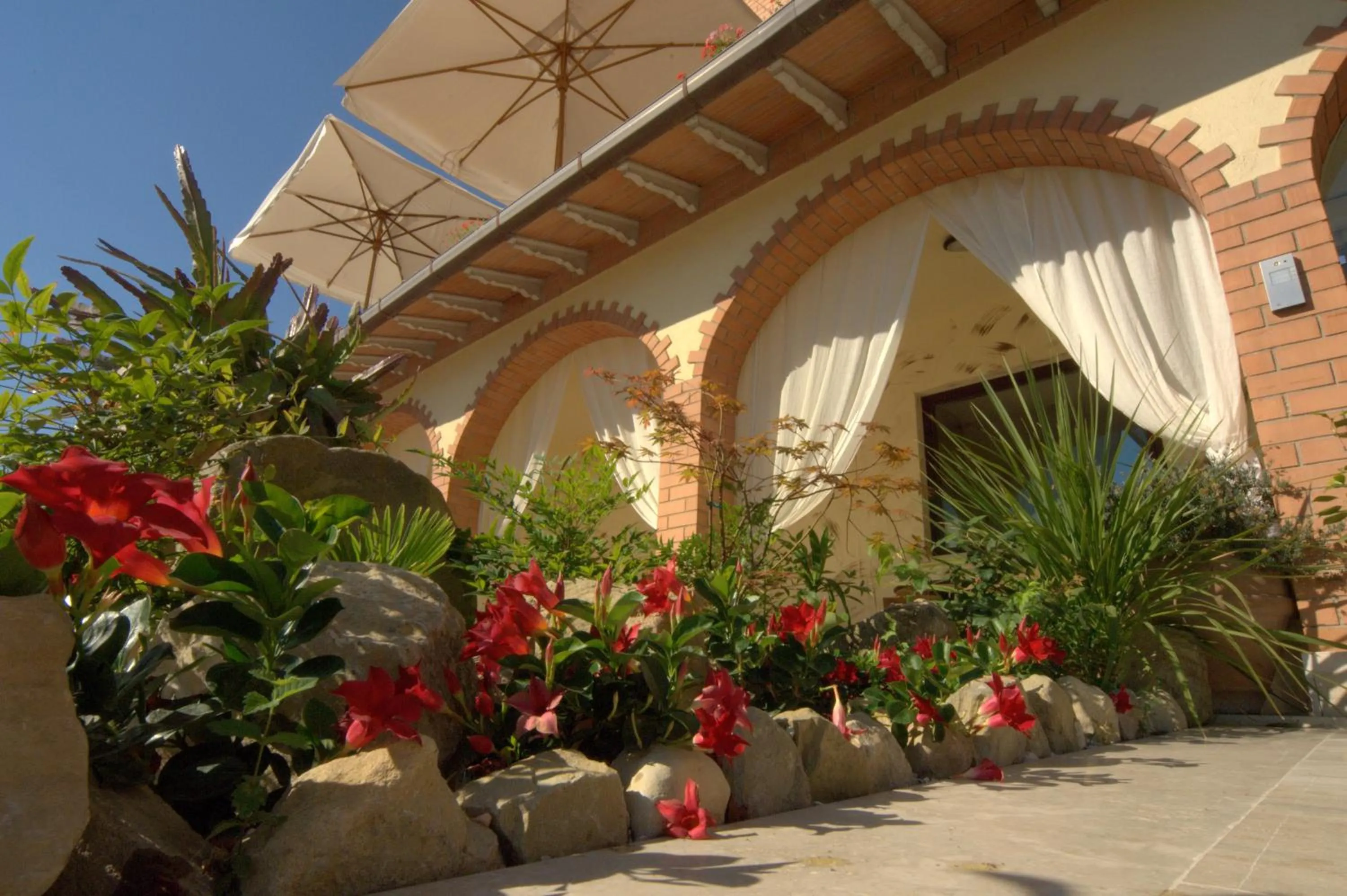 Facade/entrance in El Patio Hotel