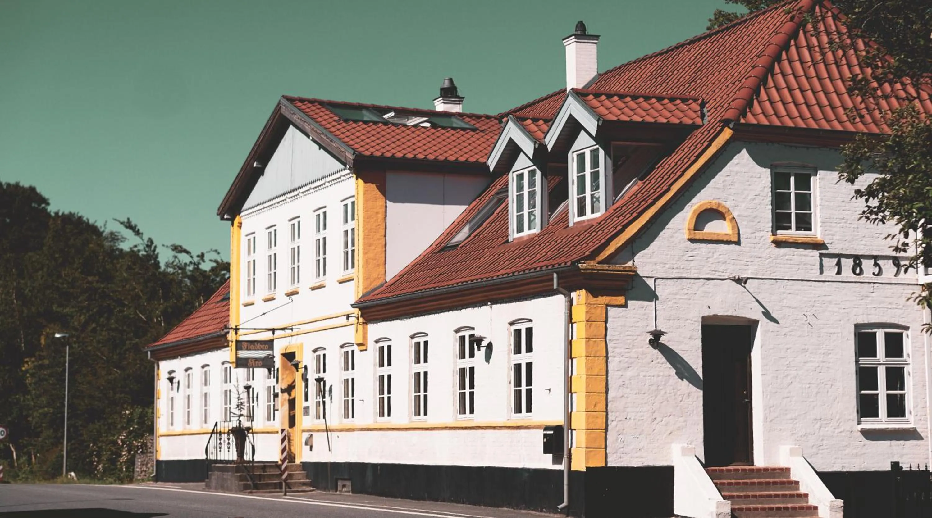 Property building in Fladbro Kro