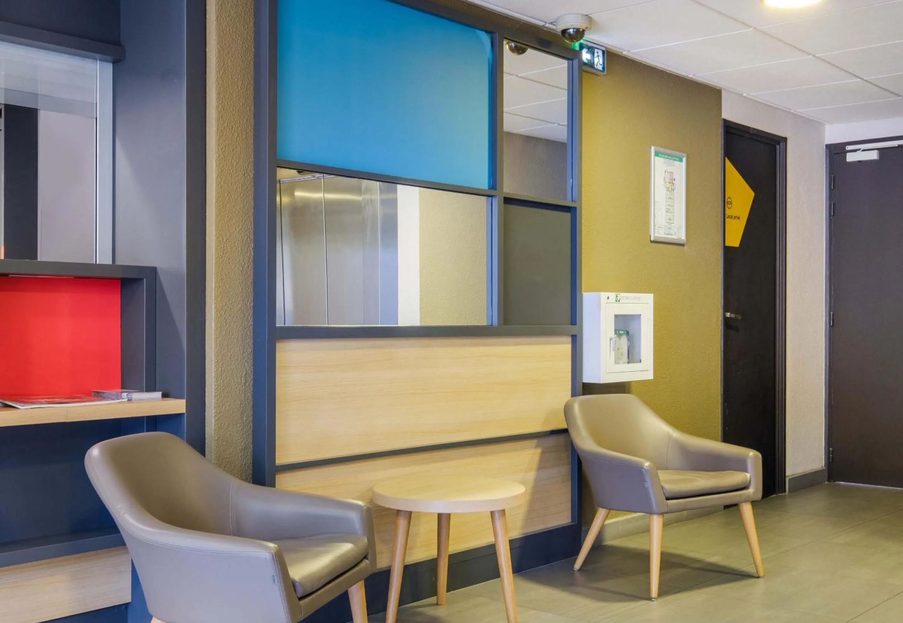 Seating area in B&B HOTEL Antibes Sophia Antipolis