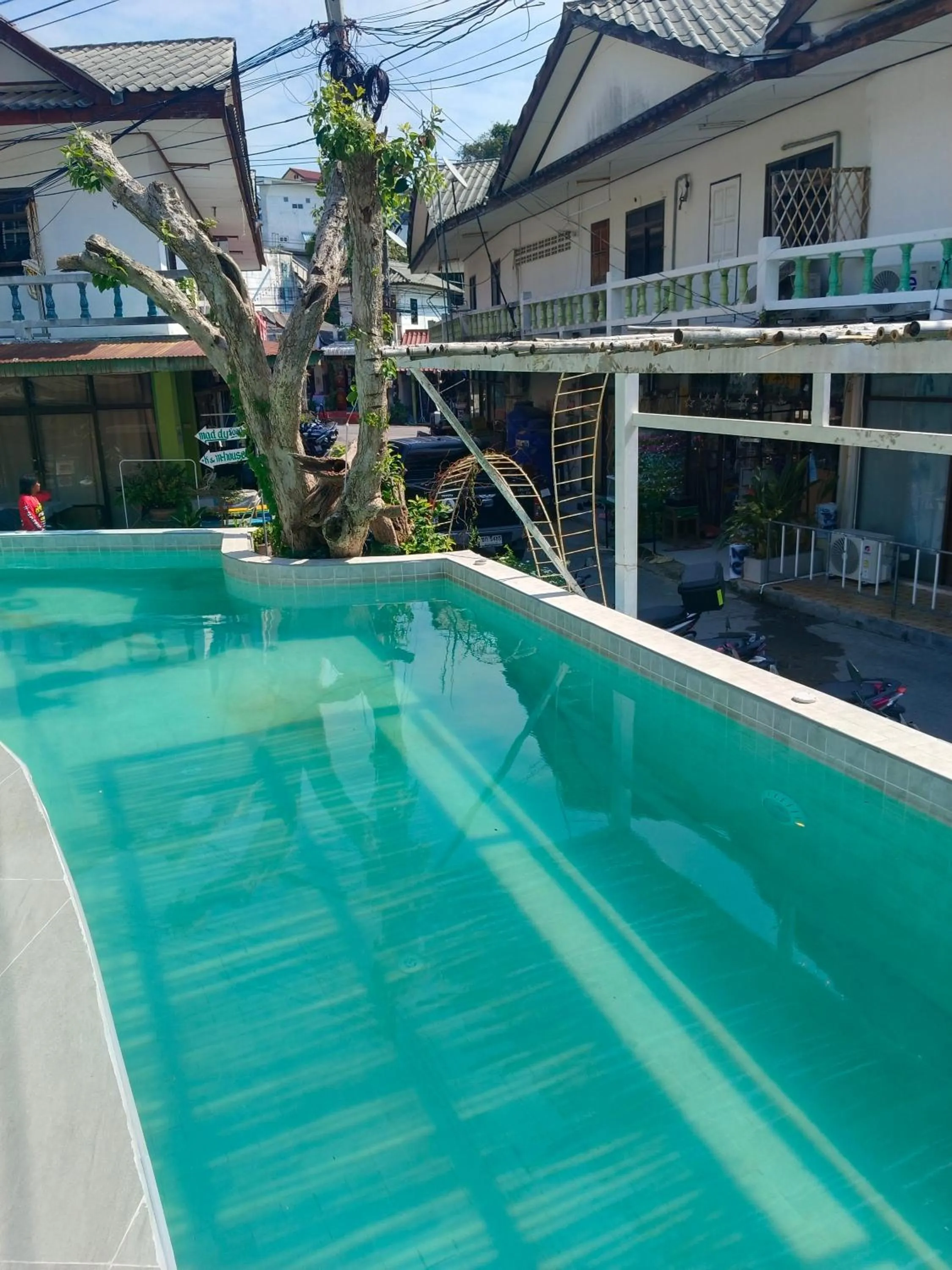 Swimming pool in Haadrin village Fullmoon