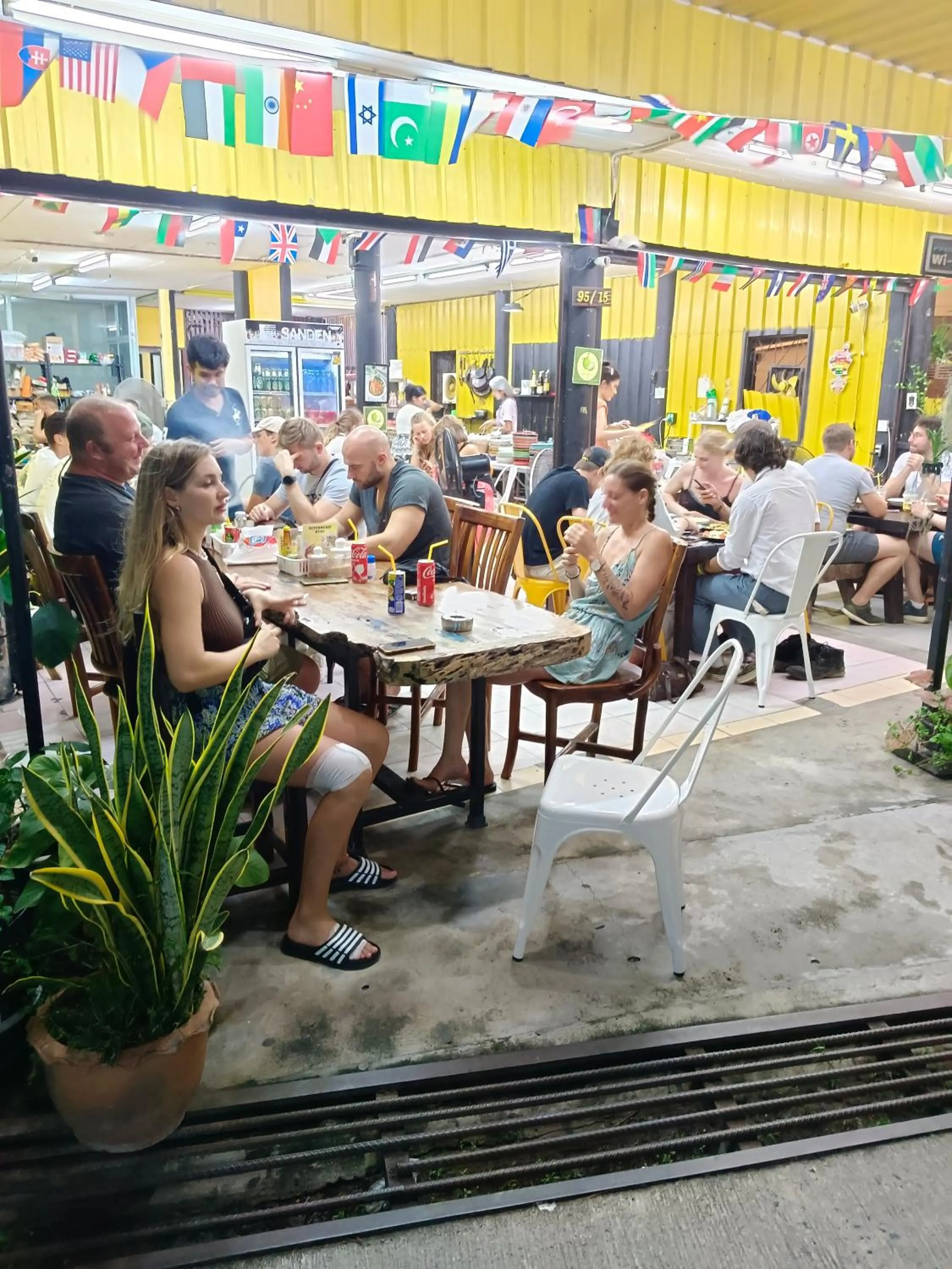 Restaurant/places to eat in Haadrin village Fullmoon