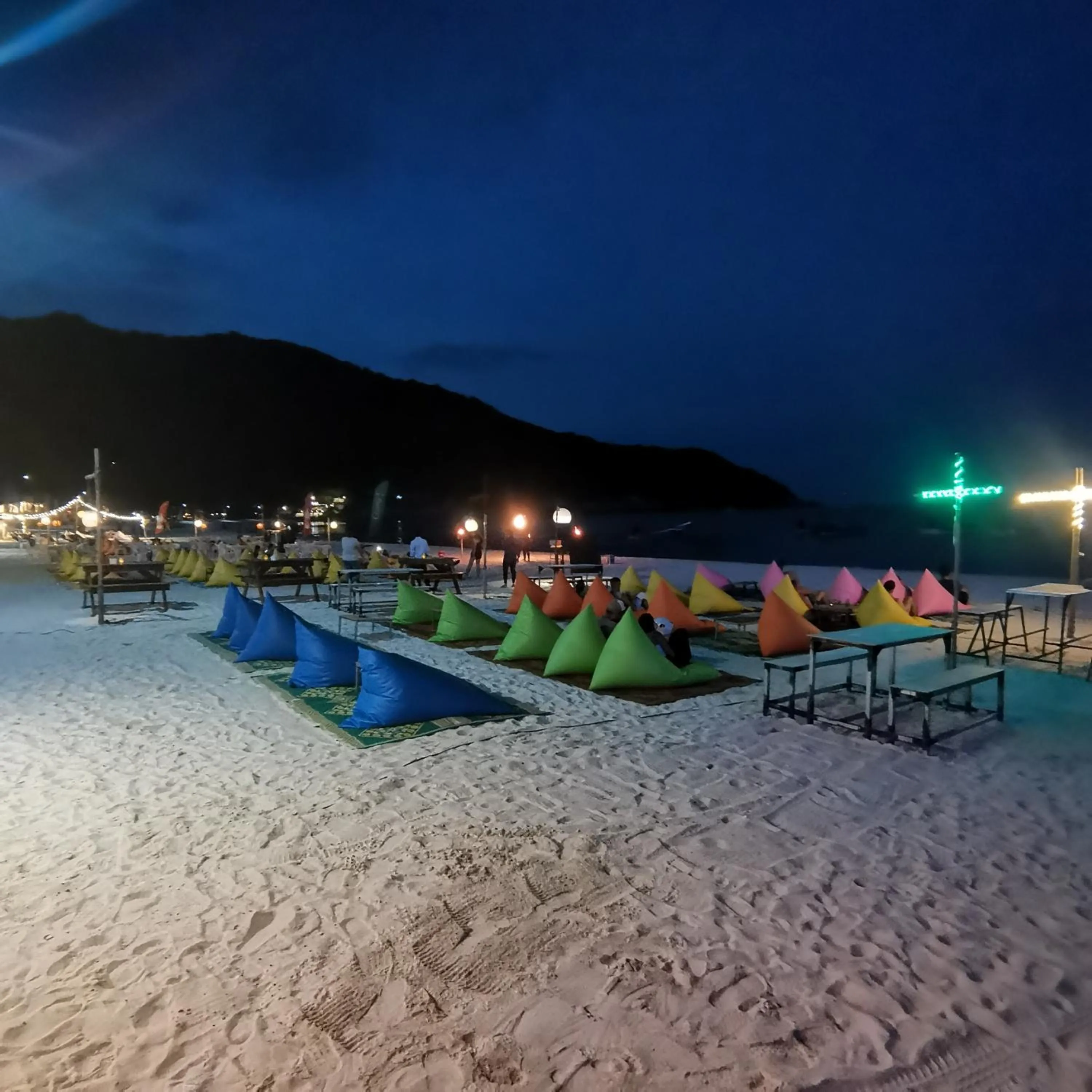 Beach in Haadrin village Fullmoon