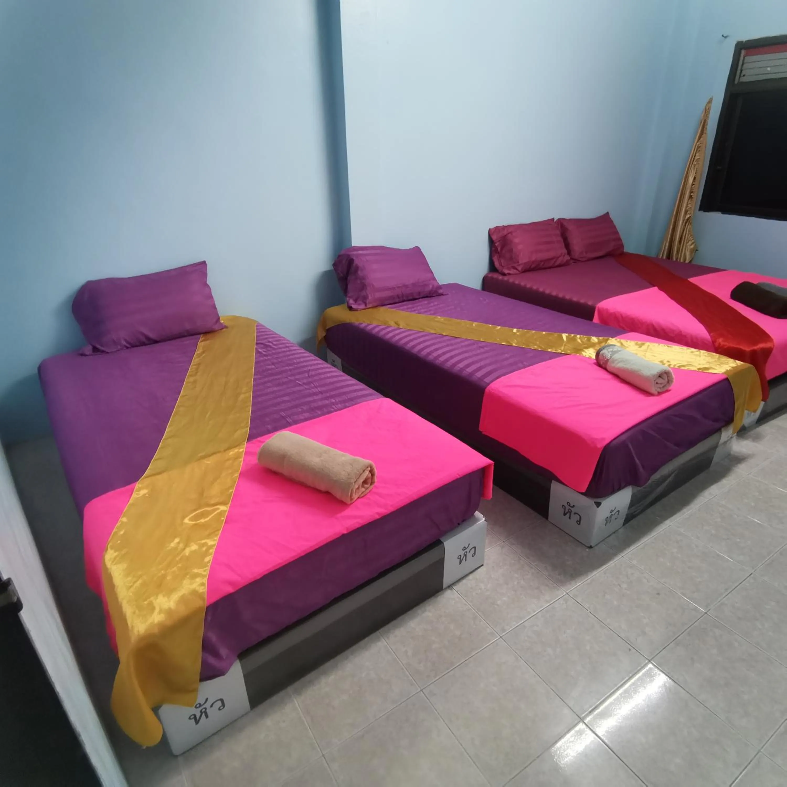 Photo of the whole room, Bed in Haadrin village Fullmoon