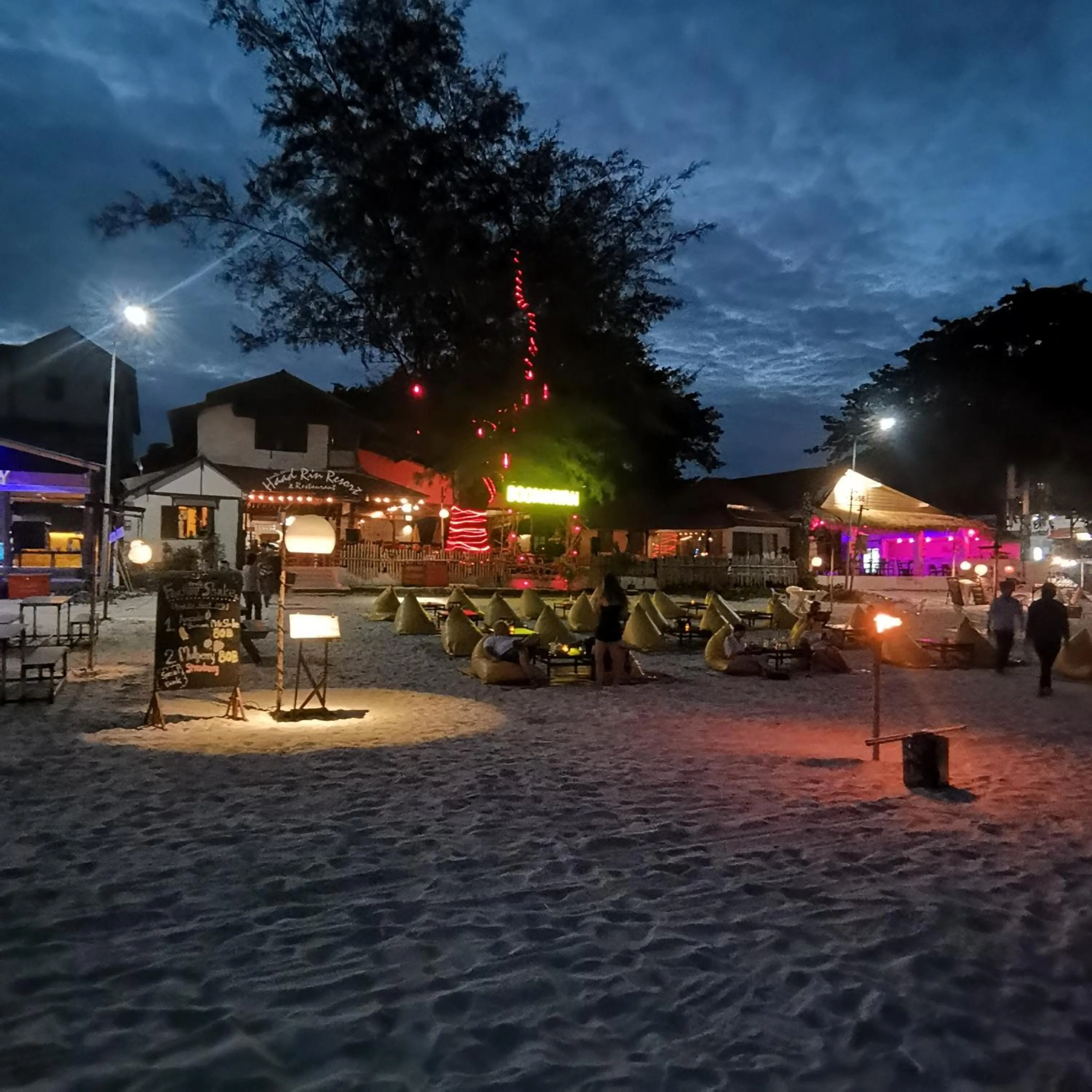 Beach in Haadrin village Fullmoon