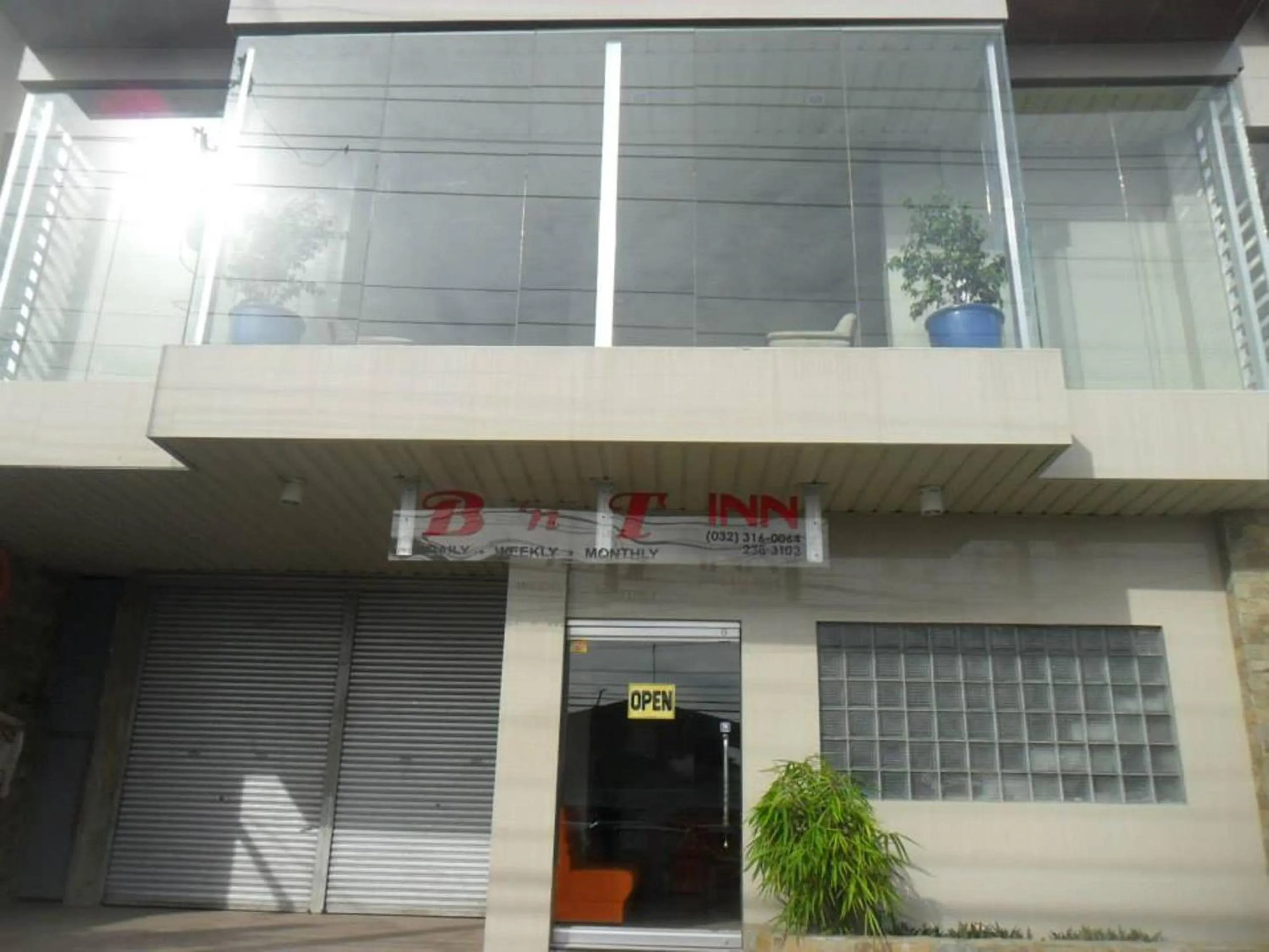 Facade/entrance in BnT Inn