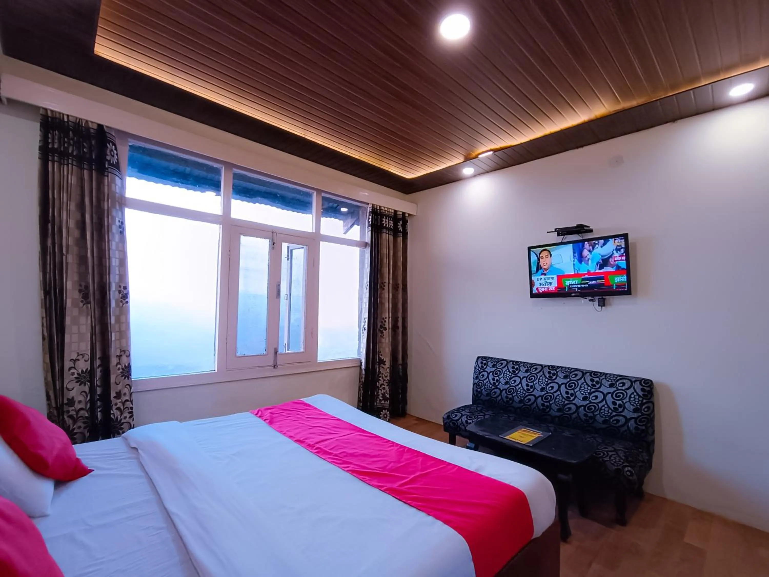 Photo of the whole room, Bed in Surya Resort Dalhousie
