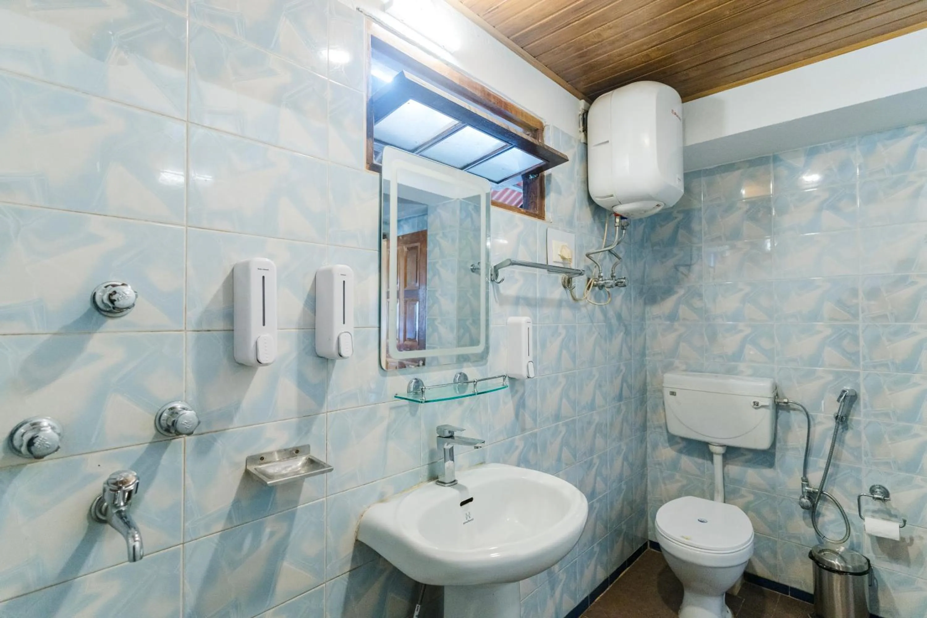 Shower in Sharolyn Boutique Hotel